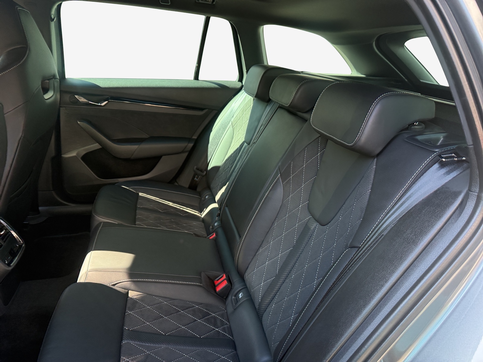 SKODA Octavia Combi 2.0 TSI DSG RS-image-11