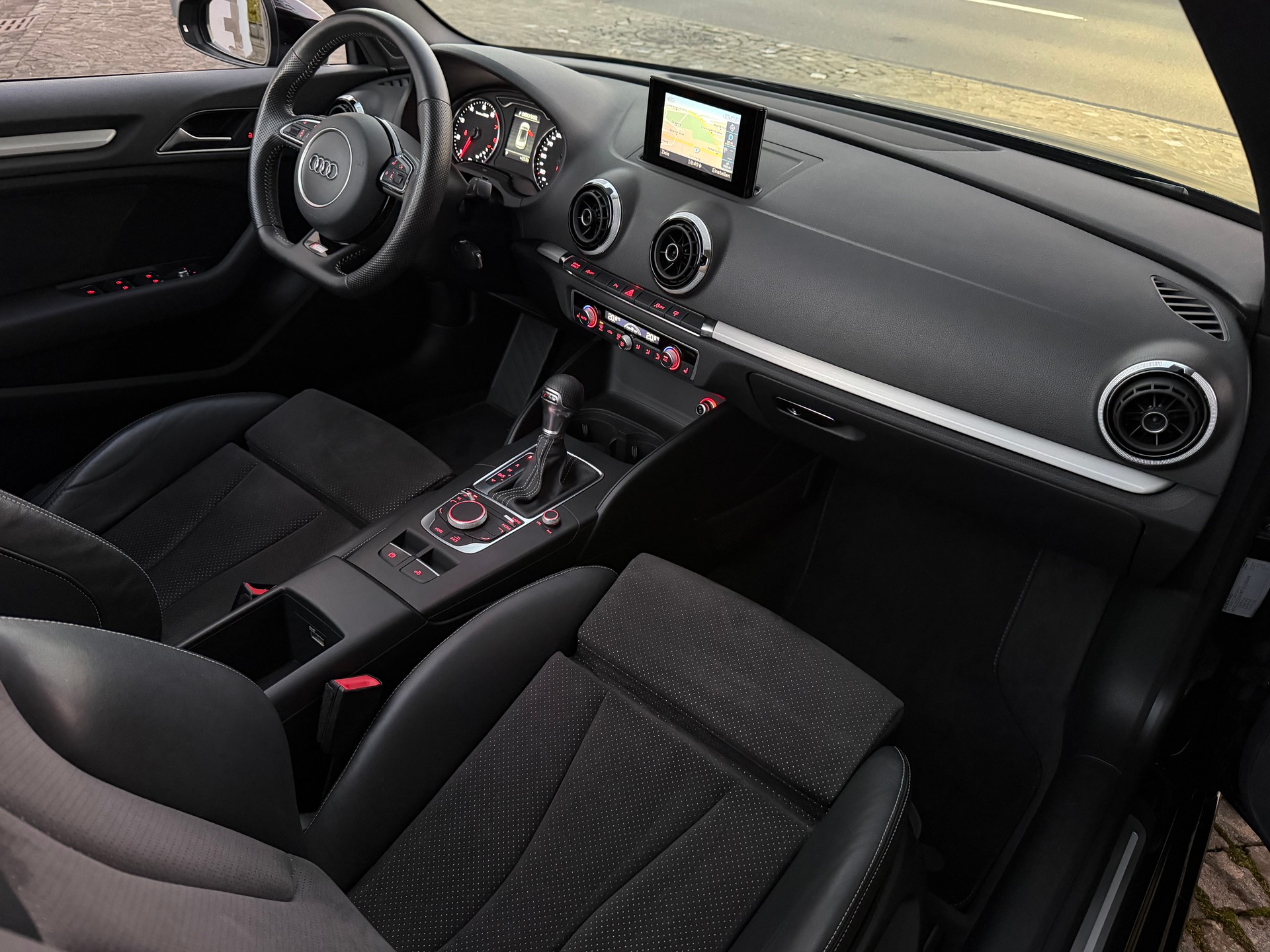 AUDI A3 Cabriolet 1.4 TFSI S-tronic S-Line / 1 Hand / CH-Fahrzeug / Frisch ab MFK / Service gepflegt / 36 Monate Garantie /Navi/Xenon-image-10
