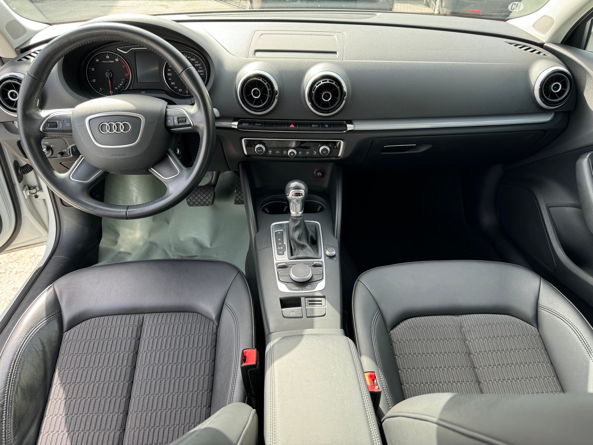 AUDI A3 Sedan 1.4 TFSI Ambiente S-tronic-image-12