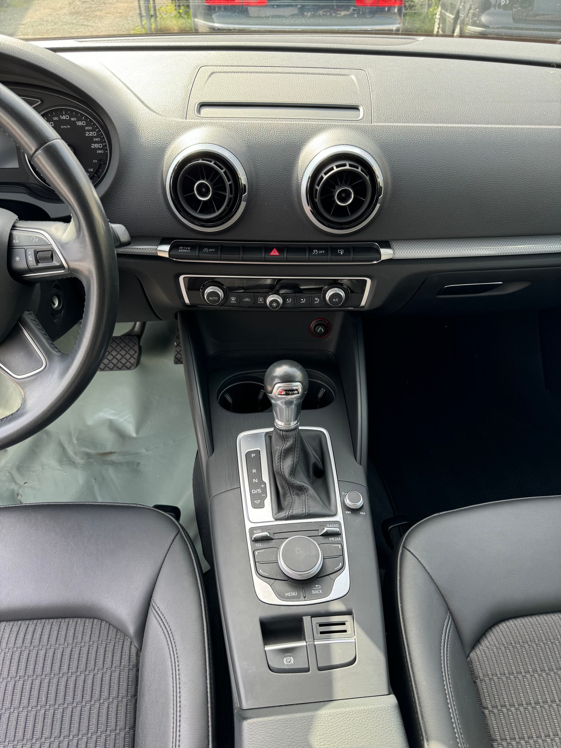 AUDI A3 Sedan 1.4 TFSI Ambiente S-tronic-image-14