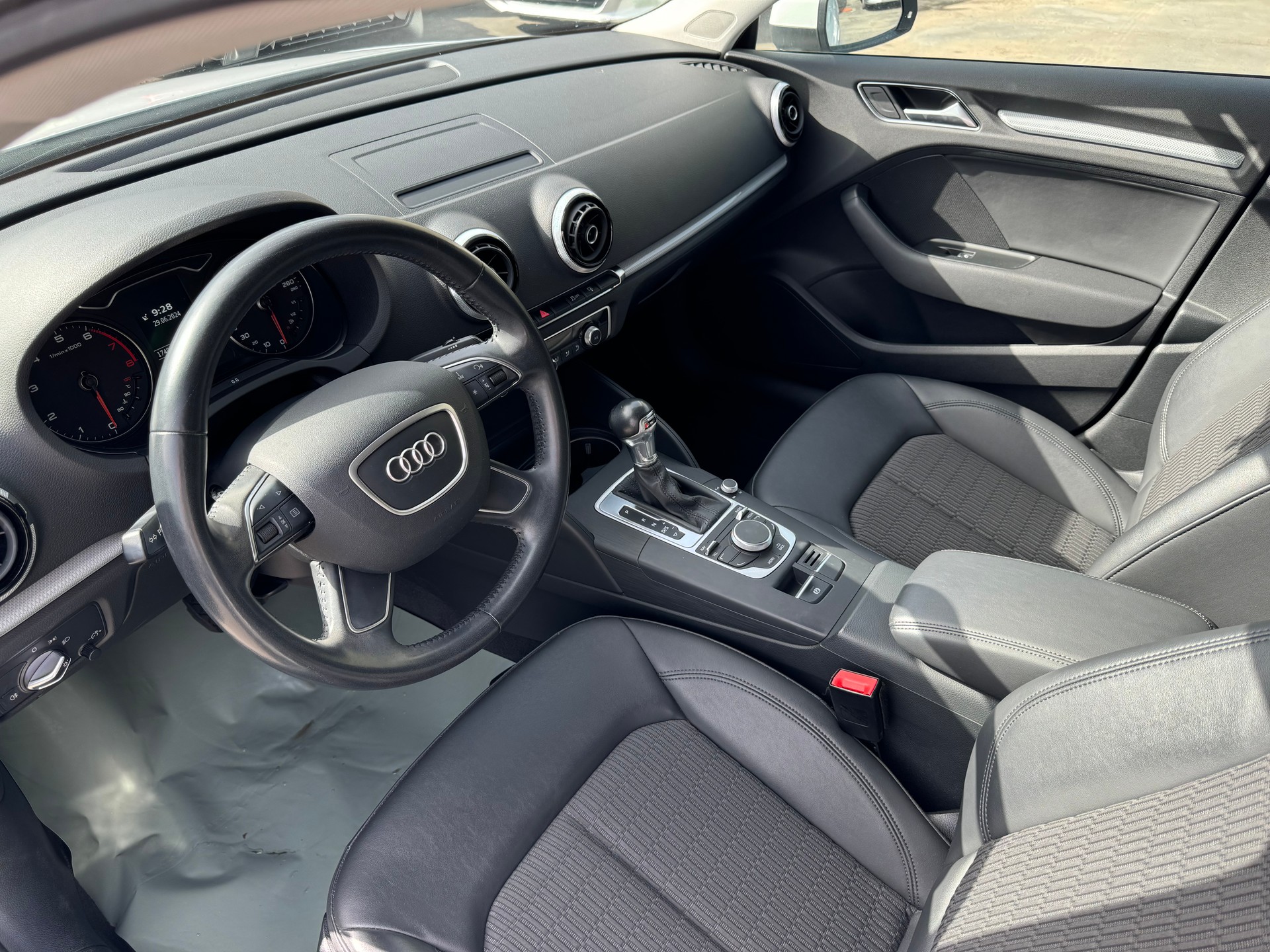 AUDI A3 Sedan 1.4 TFSI Ambiente S-tronic-image-10