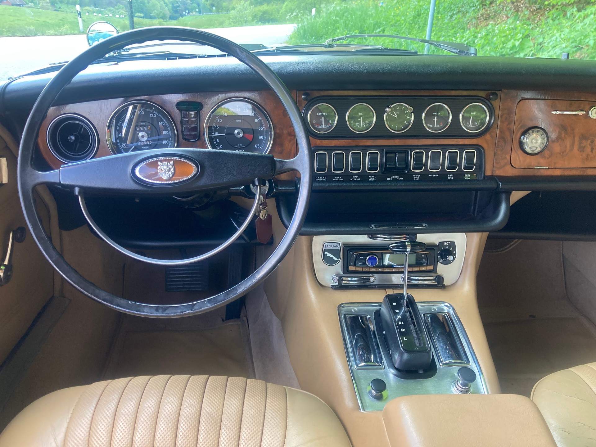 JAGUAR XJ6-image-8