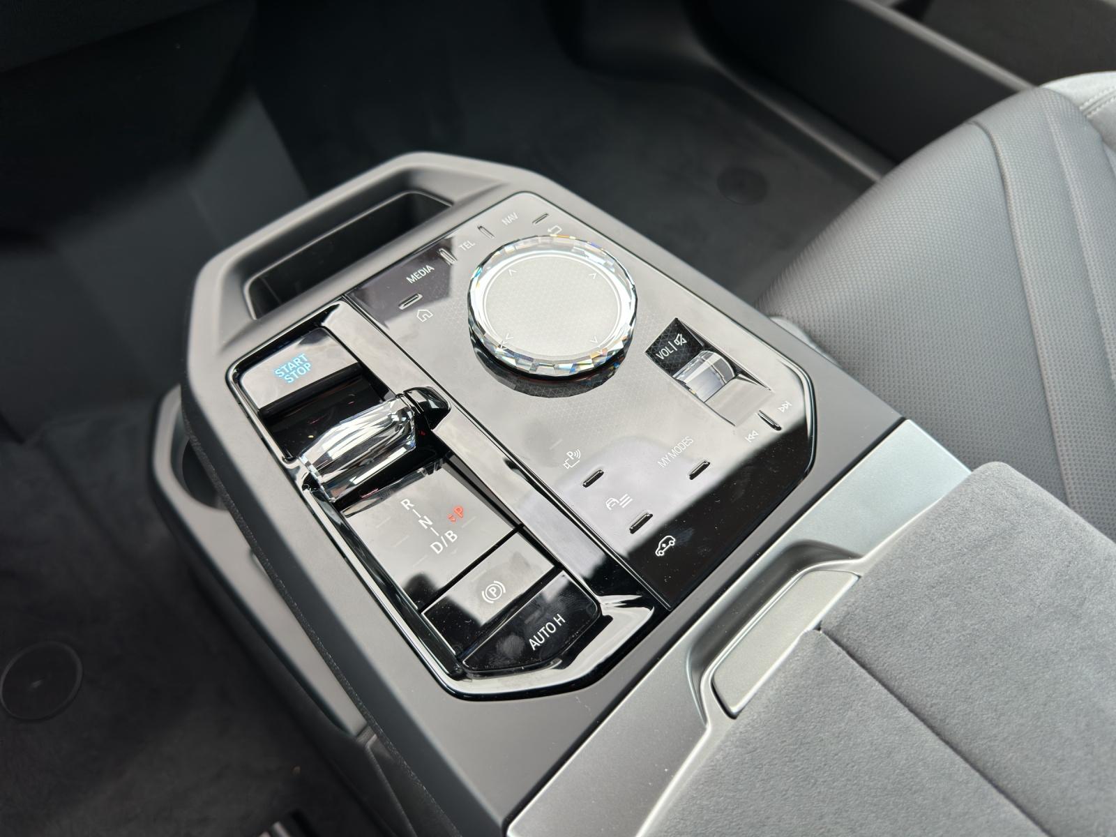 BMW iX xDrive45-image-9