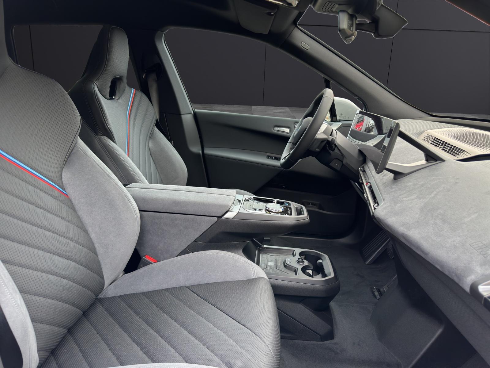 BMW iX xDrive45-image-10