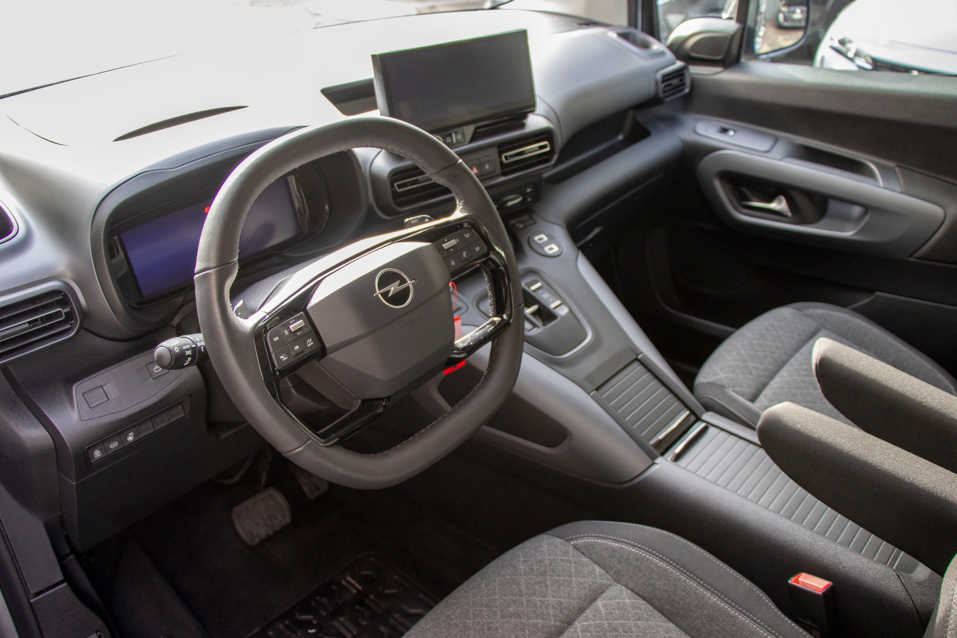 OPEL Combo XL 1.5 GS S/S Long Version-image-11