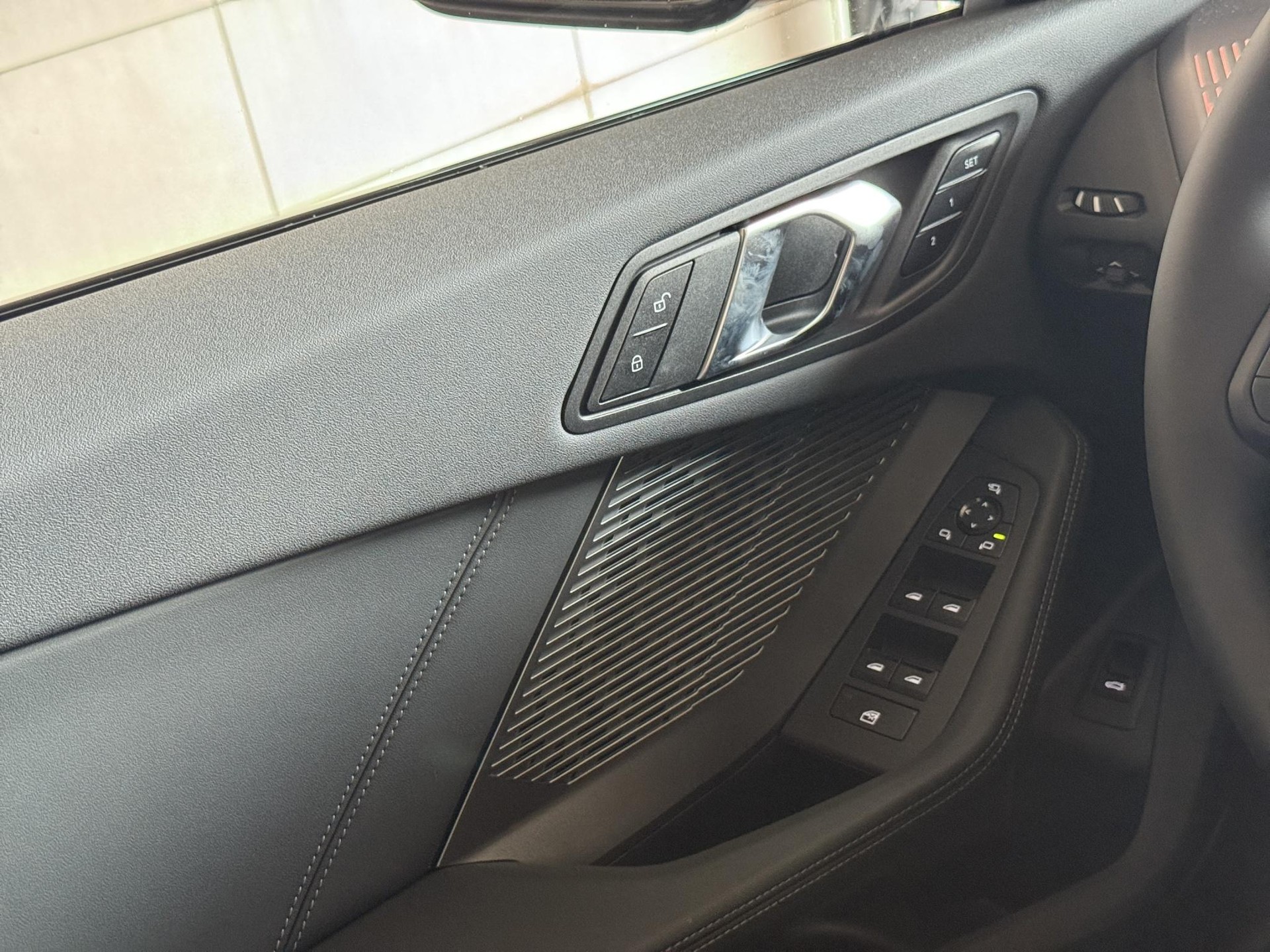 BMW 120i-image-9