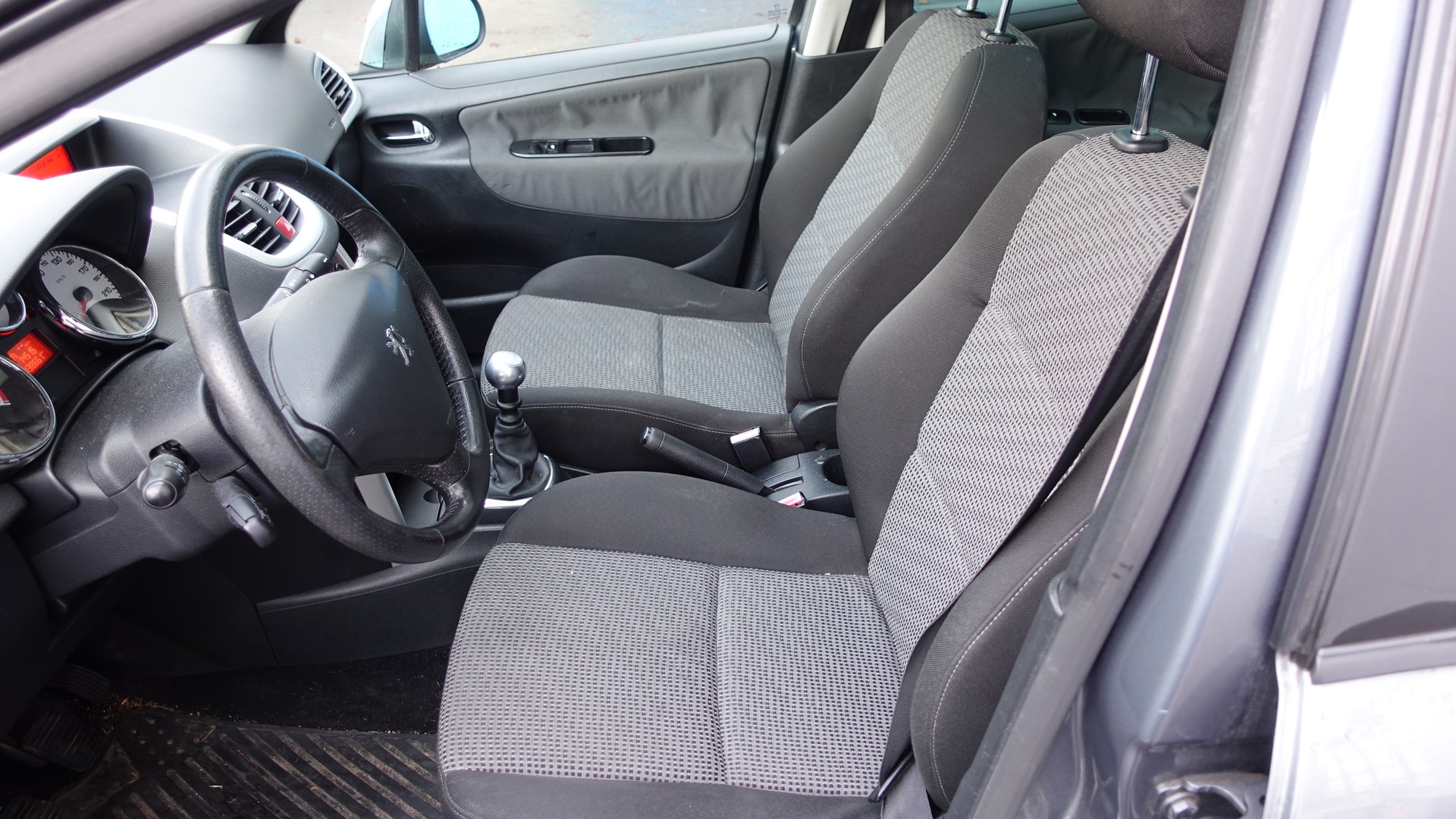 PEUGEOT 207 SW 1.6 HDI Sport-image-12