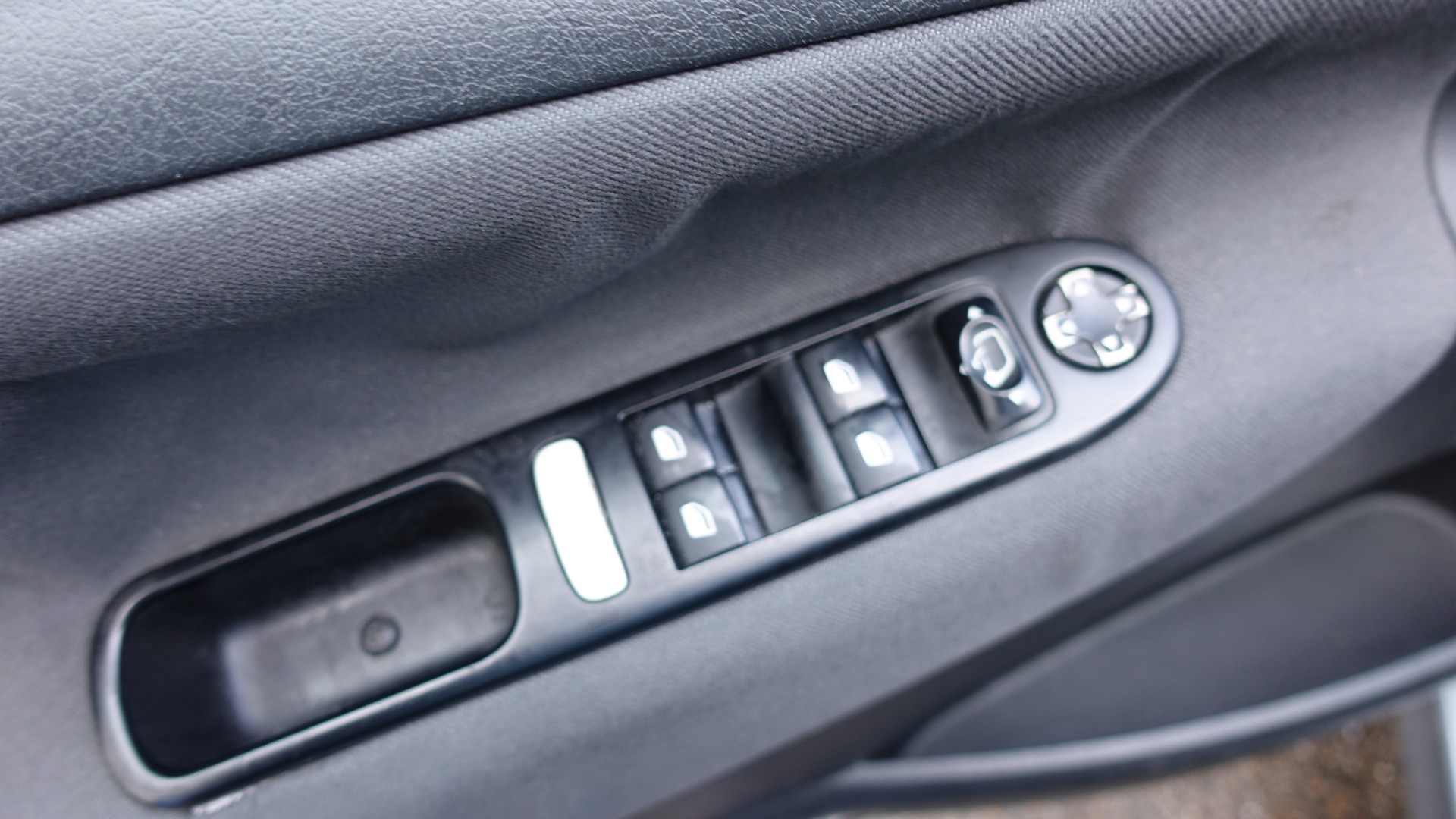PEUGEOT 207 SW 1.6 HDI Sport-image-11