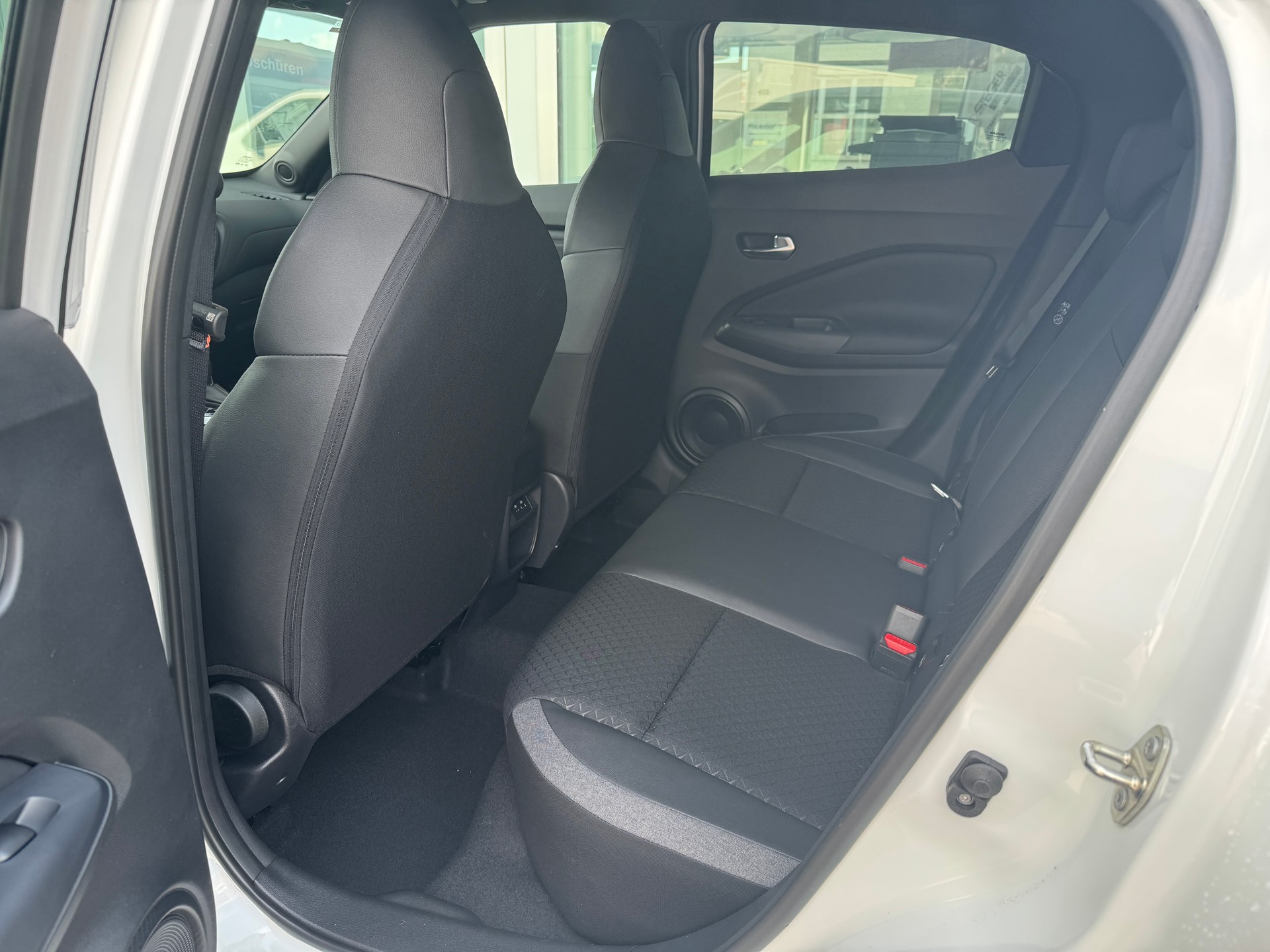 NISSAN Juke 1.6 FHEV N-Connecta-image-9