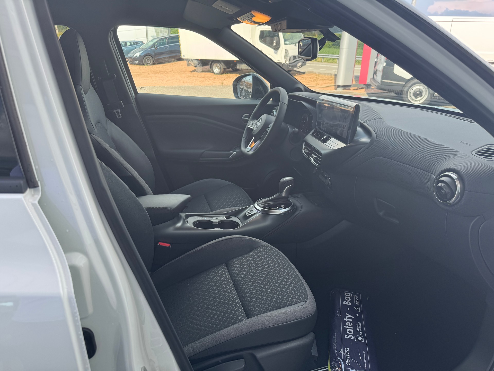 NISSAN Juke 1.6 FHEV N-Connecta-image-12
