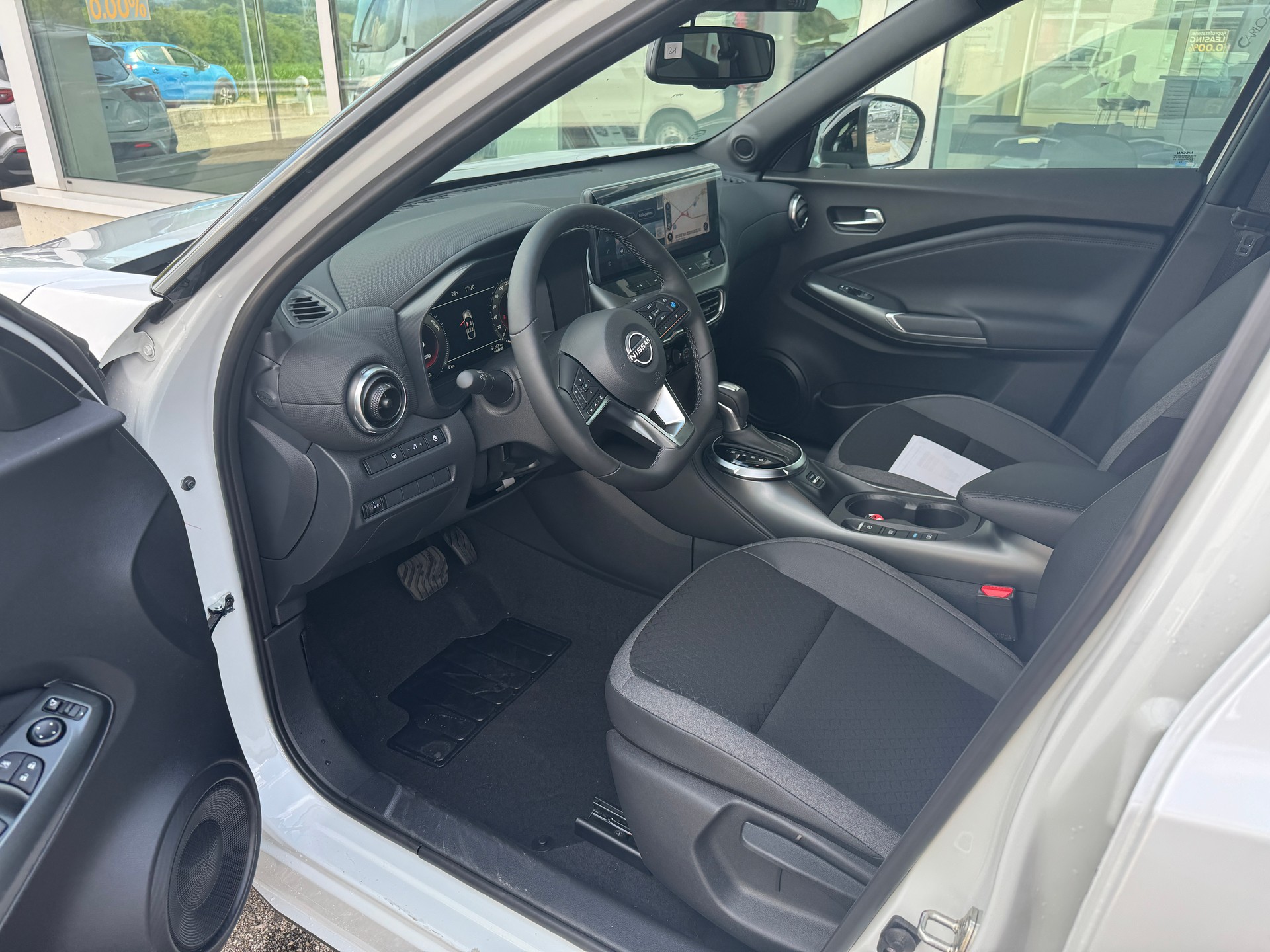 NISSAN Juke 1.6 FHEV N-Connecta-image-6