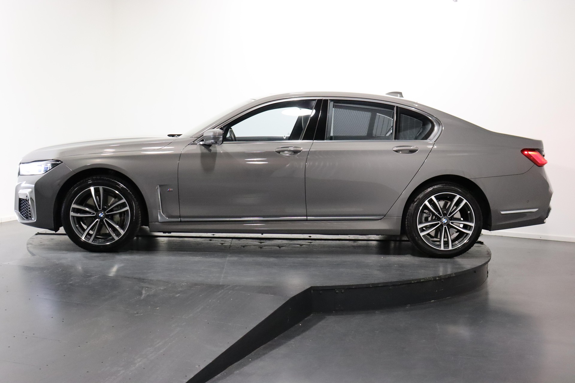BMW 730d xDrive SAG-image-1