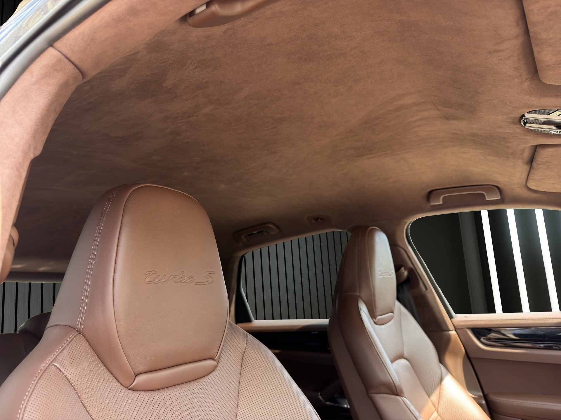 PORSCHE Cayenne 4.0 V8 Turbo S E-Hybri-image-18