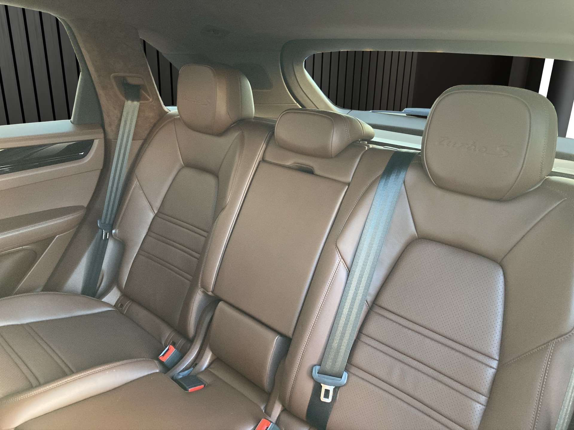 PORSCHE Cayenne 4.0 V8 Turbo S E-Hybri-image-11