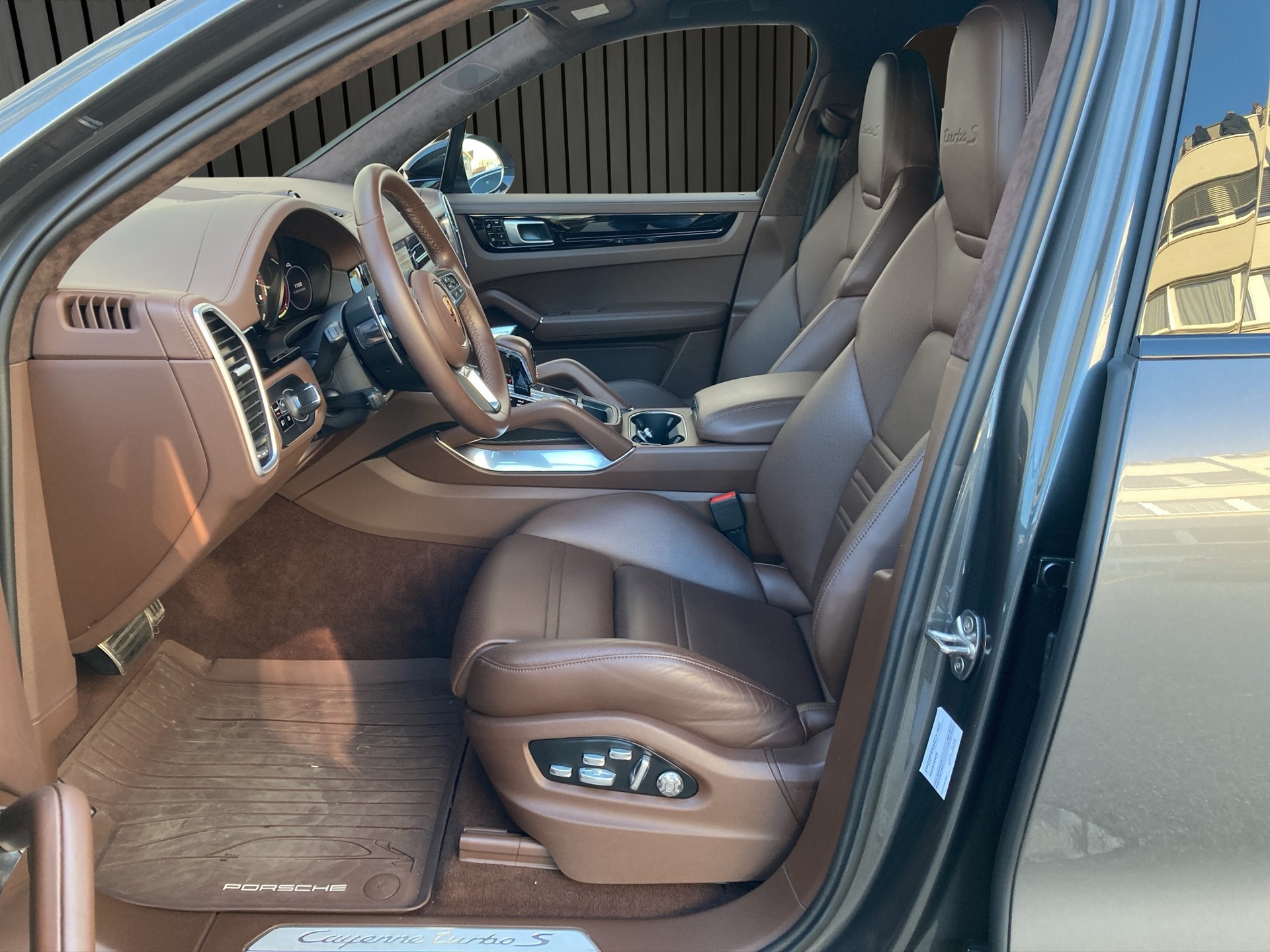 PORSCHE Cayenne 4.0 V8 Turbo S E-Hybri-image-8