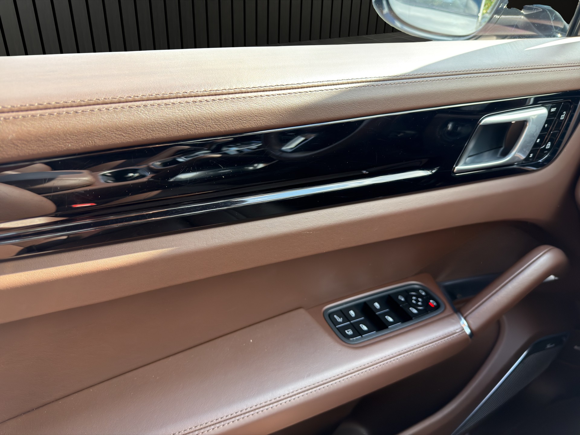 PORSCHE Cayenne 4.0 V8 Turbo S E-Hybri-image-12