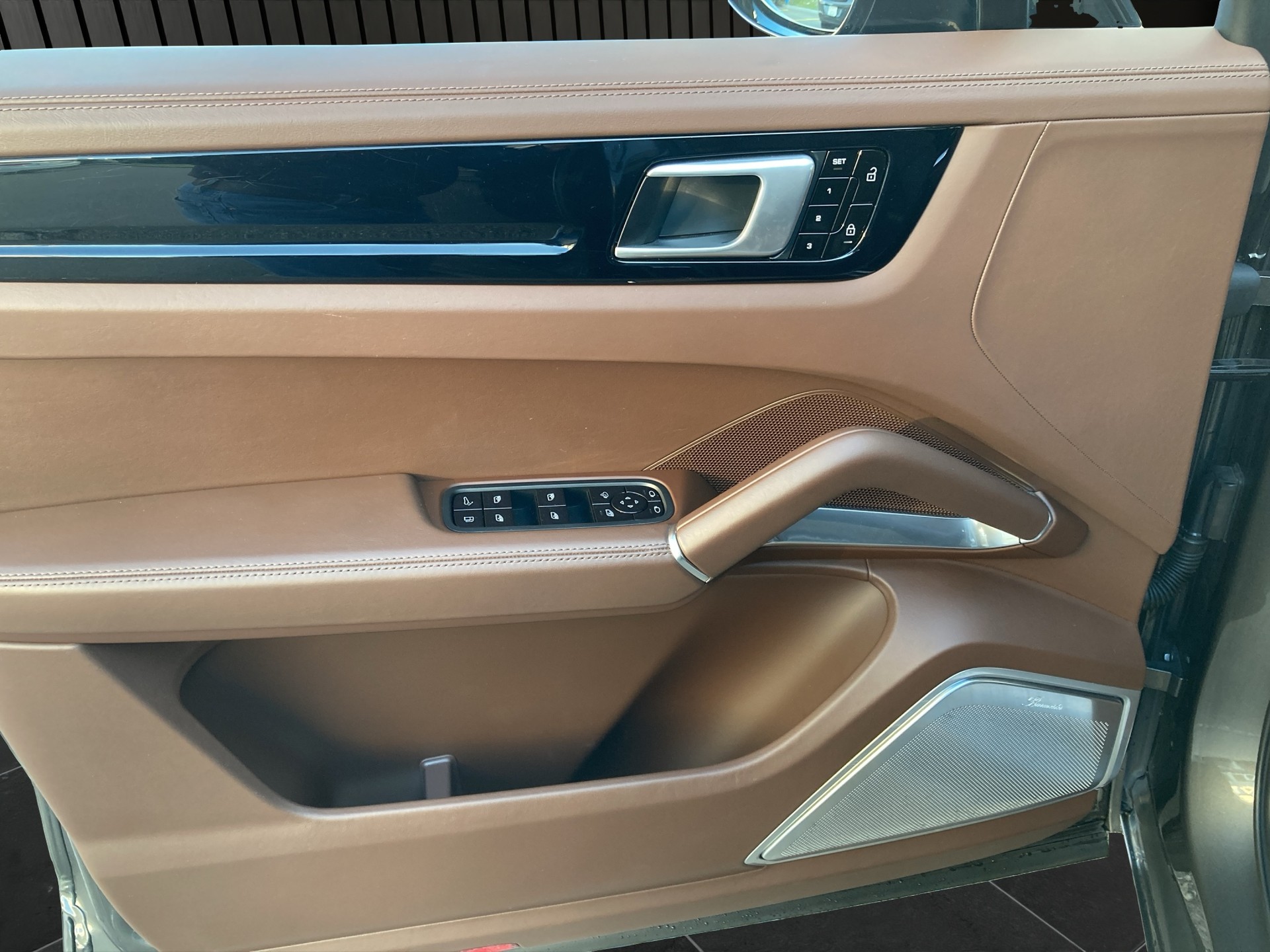PORSCHE Cayenne 4.0 V8 Turbo S E-Hybri-image-10