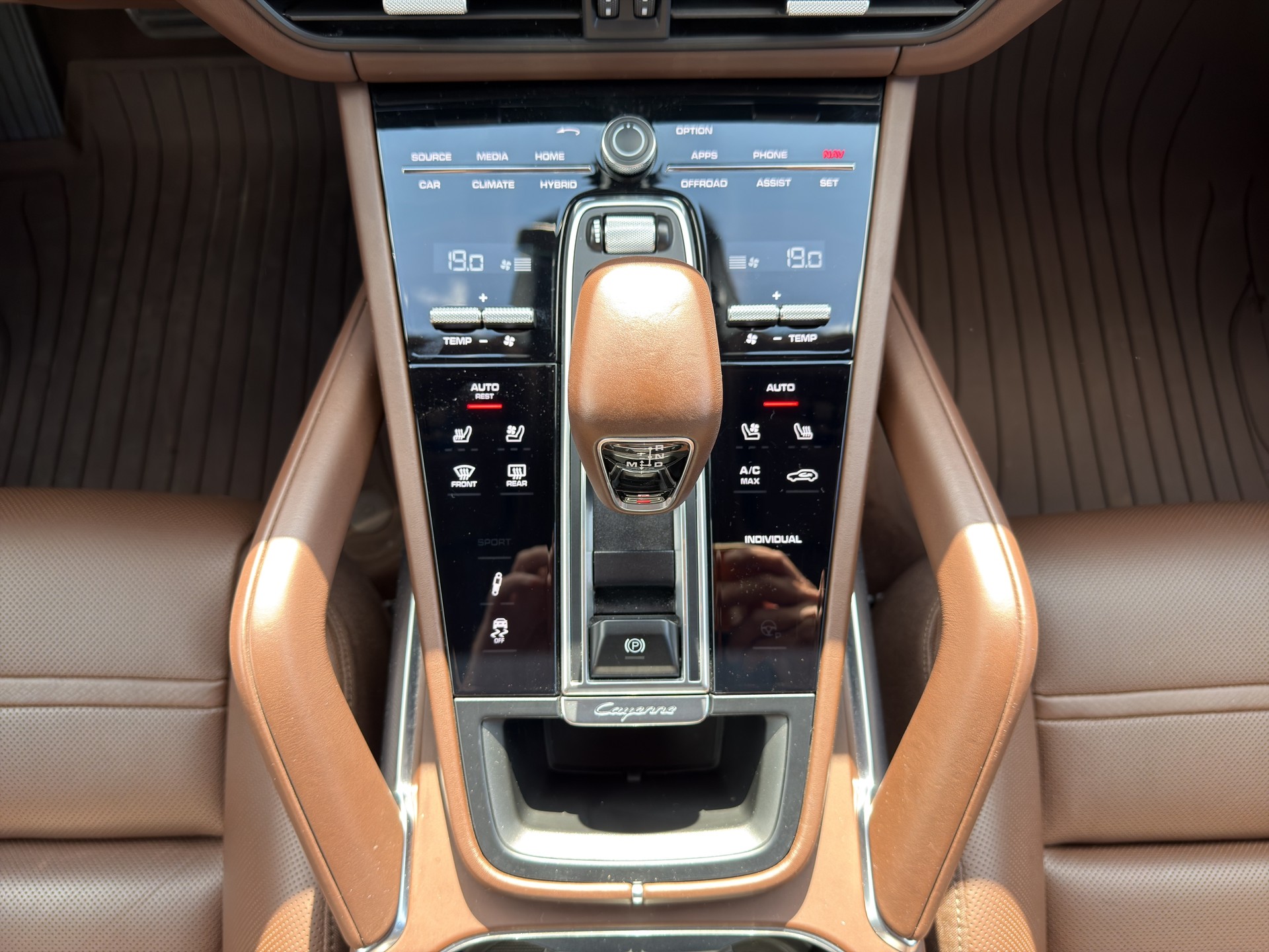 PORSCHE Cayenne 4.0 V8 Turbo S E-Hybri-image-16