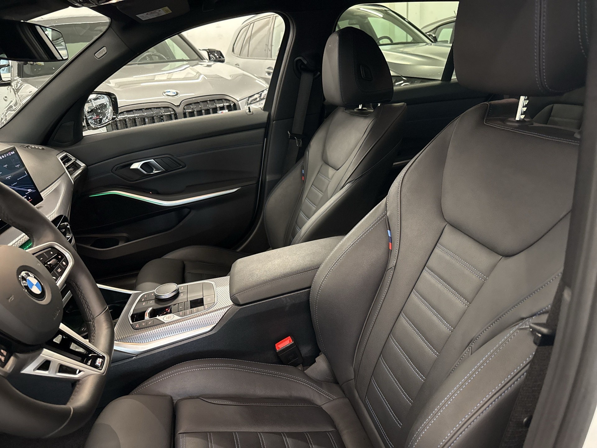 BMW 320d xDrive 48V Touring Steptronic M Sport-image-9
