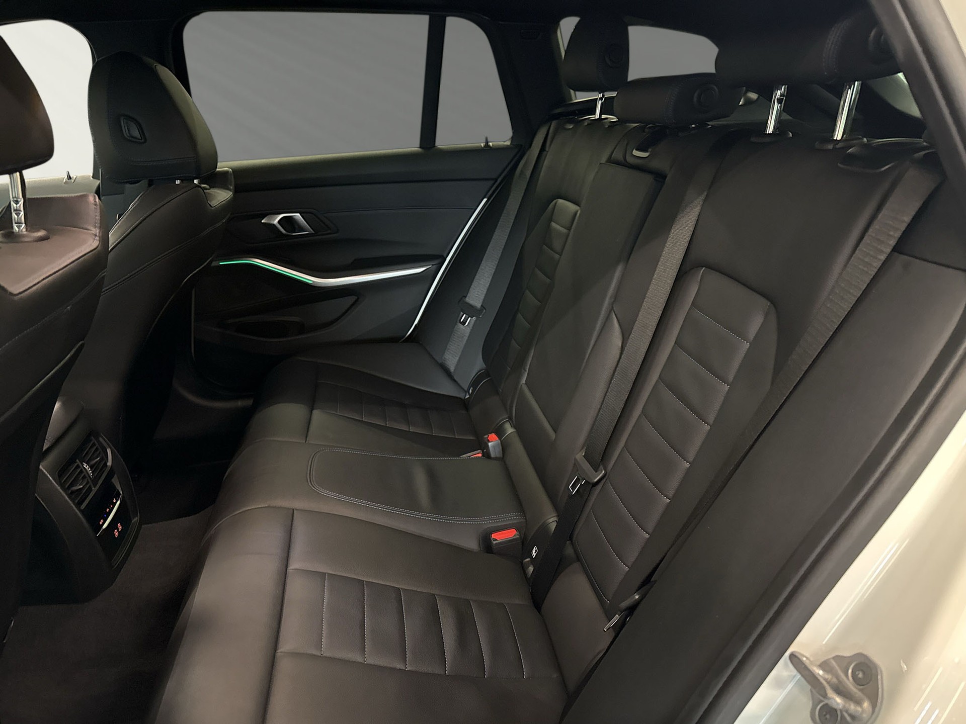 BMW 320d xDrive 48V Touring Steptronic M Sport-image-6