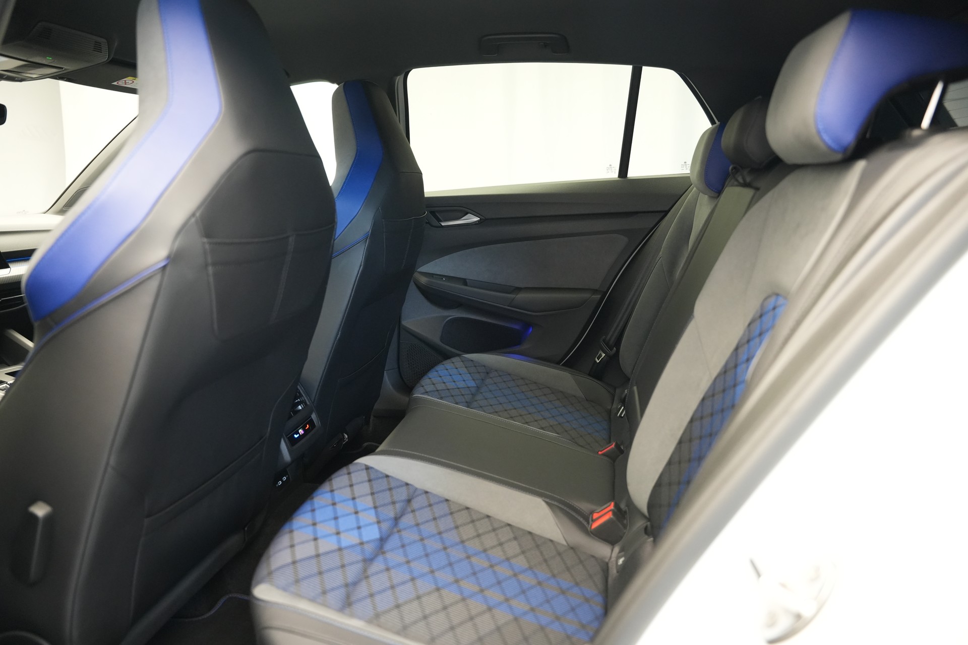 VW Golf 2.0 TSI R DSG 4Motion-image-13