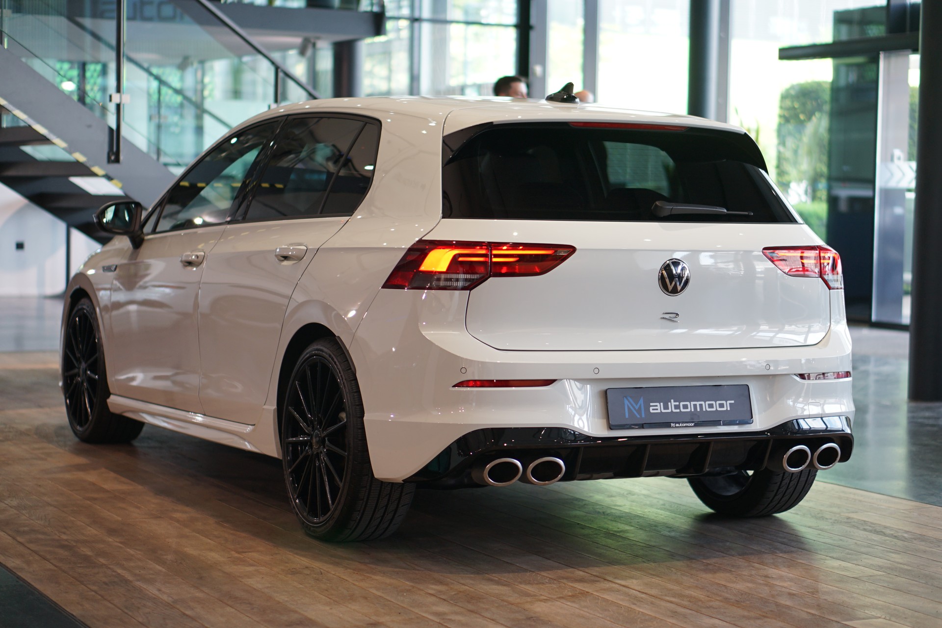 VW Golf 2.0 TSI R DSG 4Motion-image-3