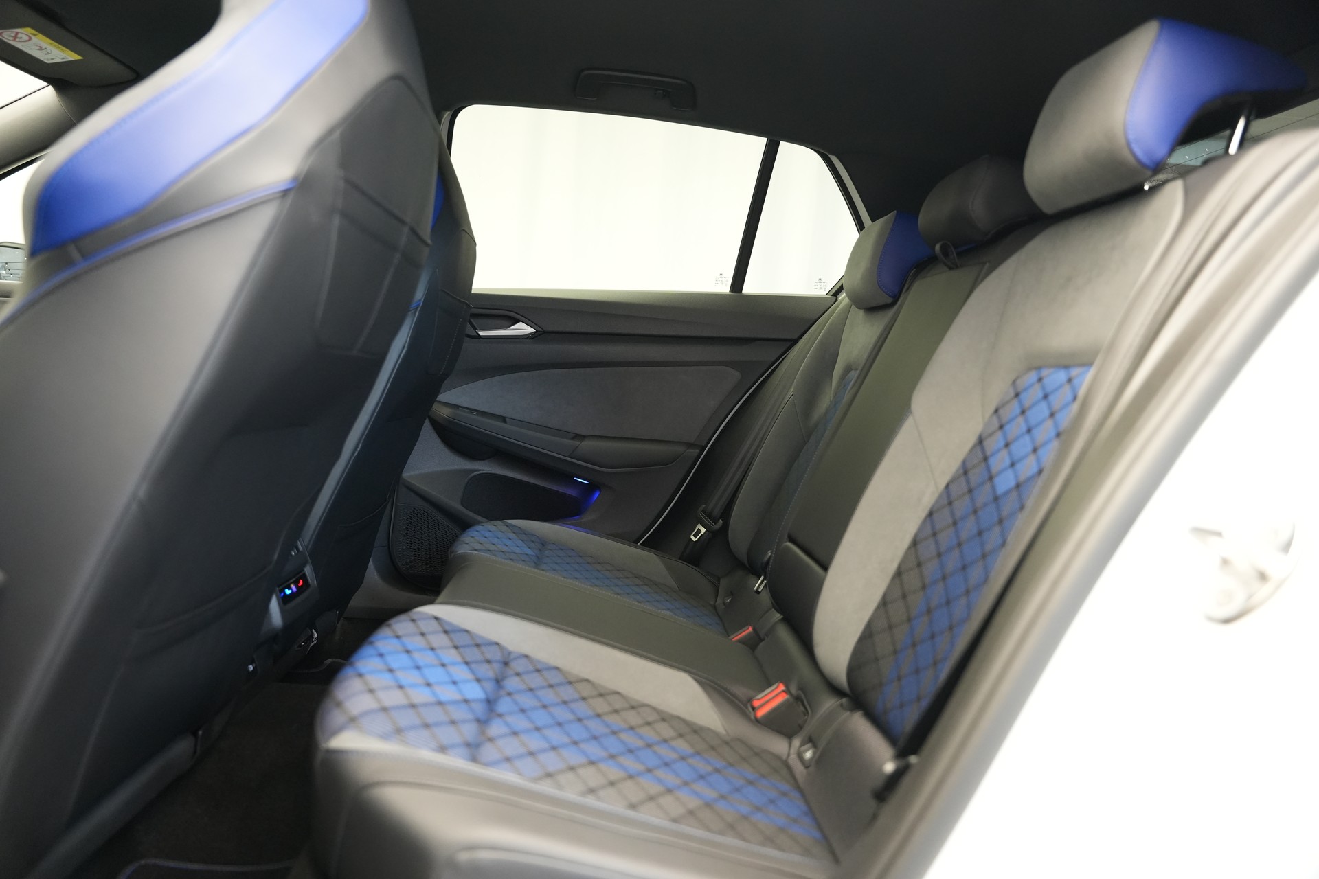 VW Golf 2.0 TSI R DSG 4Motion-image-14