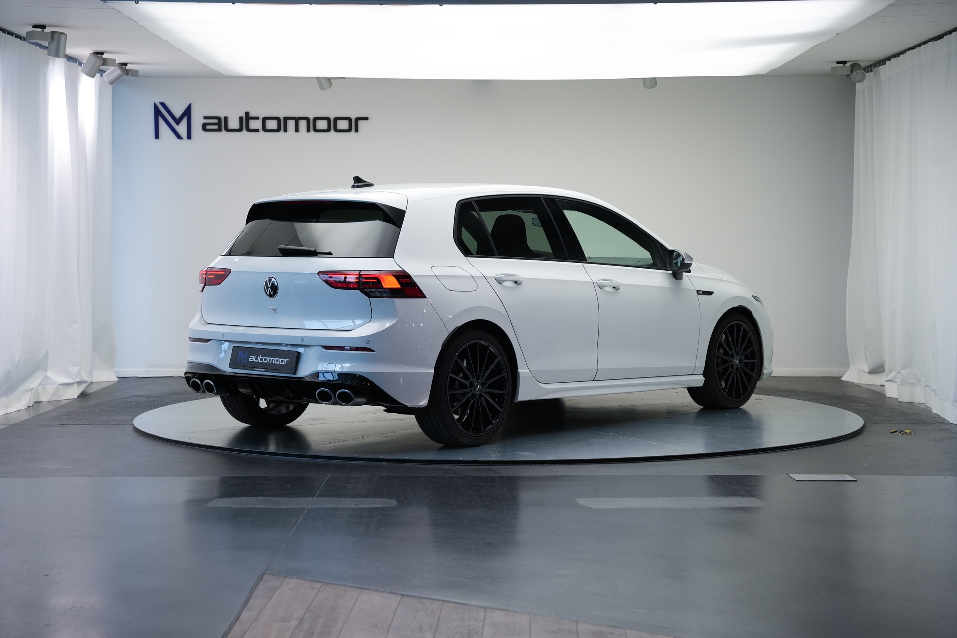 VW Golf 2.0 TSI R DSG 4Motion-image-4
