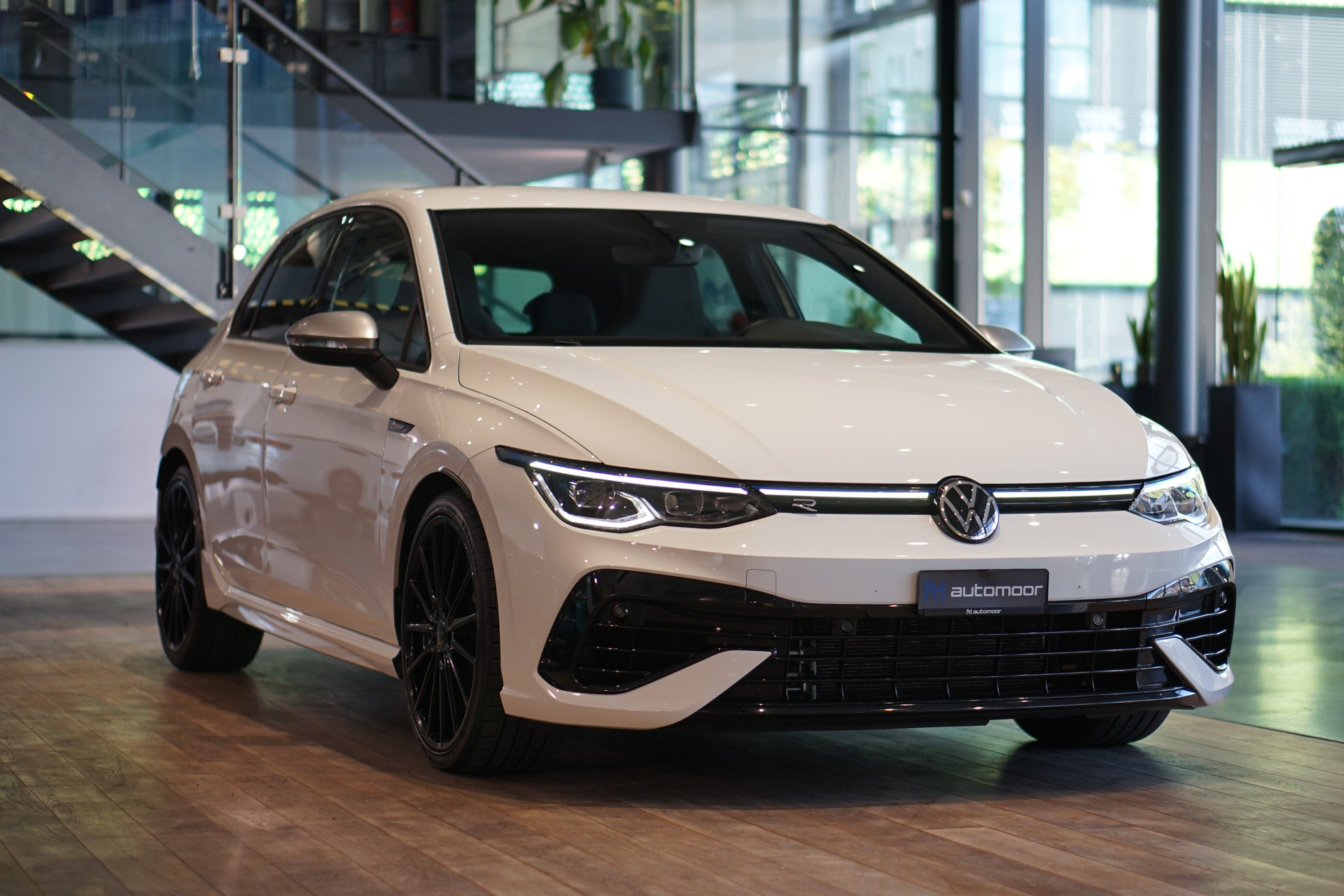 VW Golf 2.0 TSI R DSG 4Motion-image-2