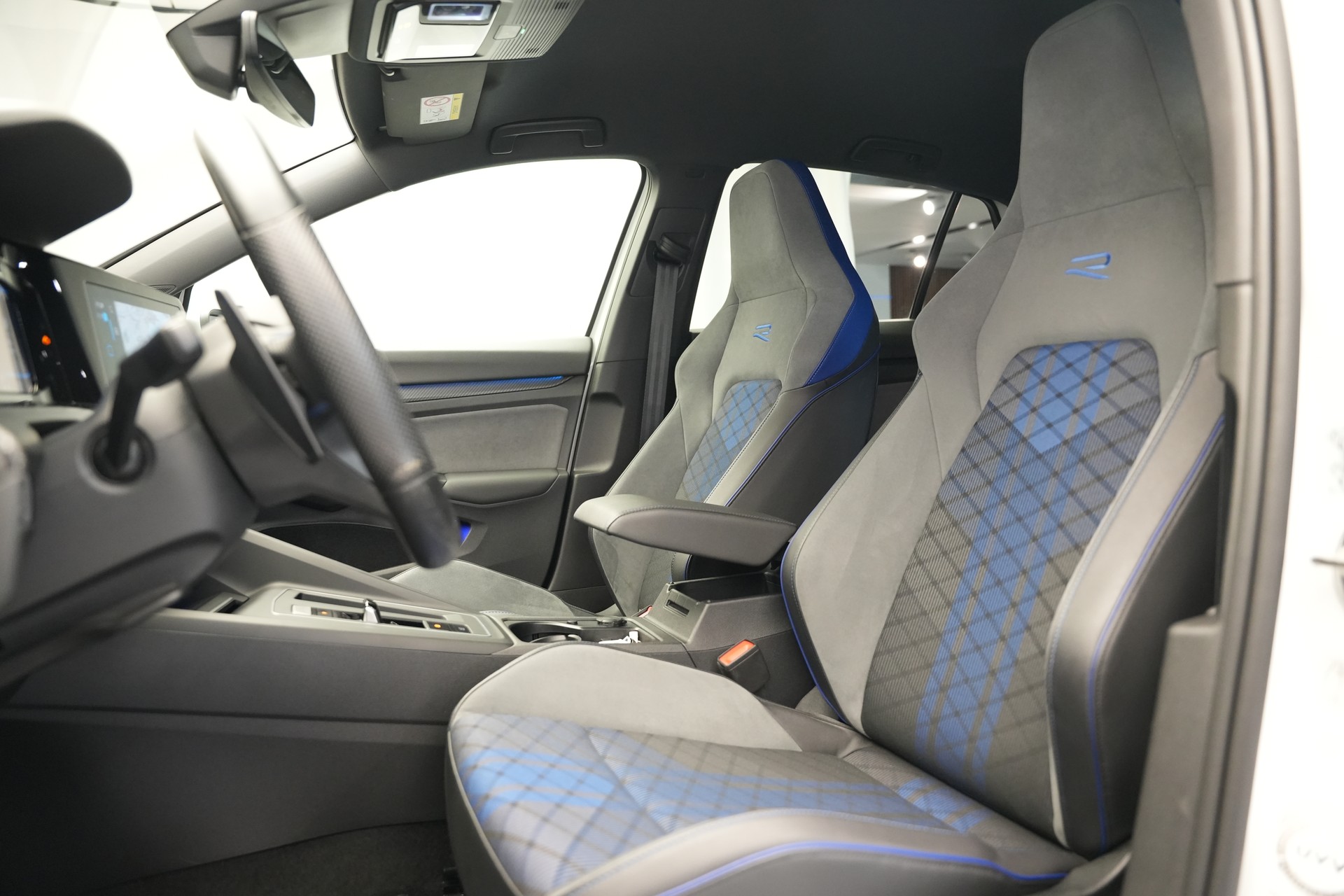 VW Golf 2.0 TSI R DSG 4Motion-image-12