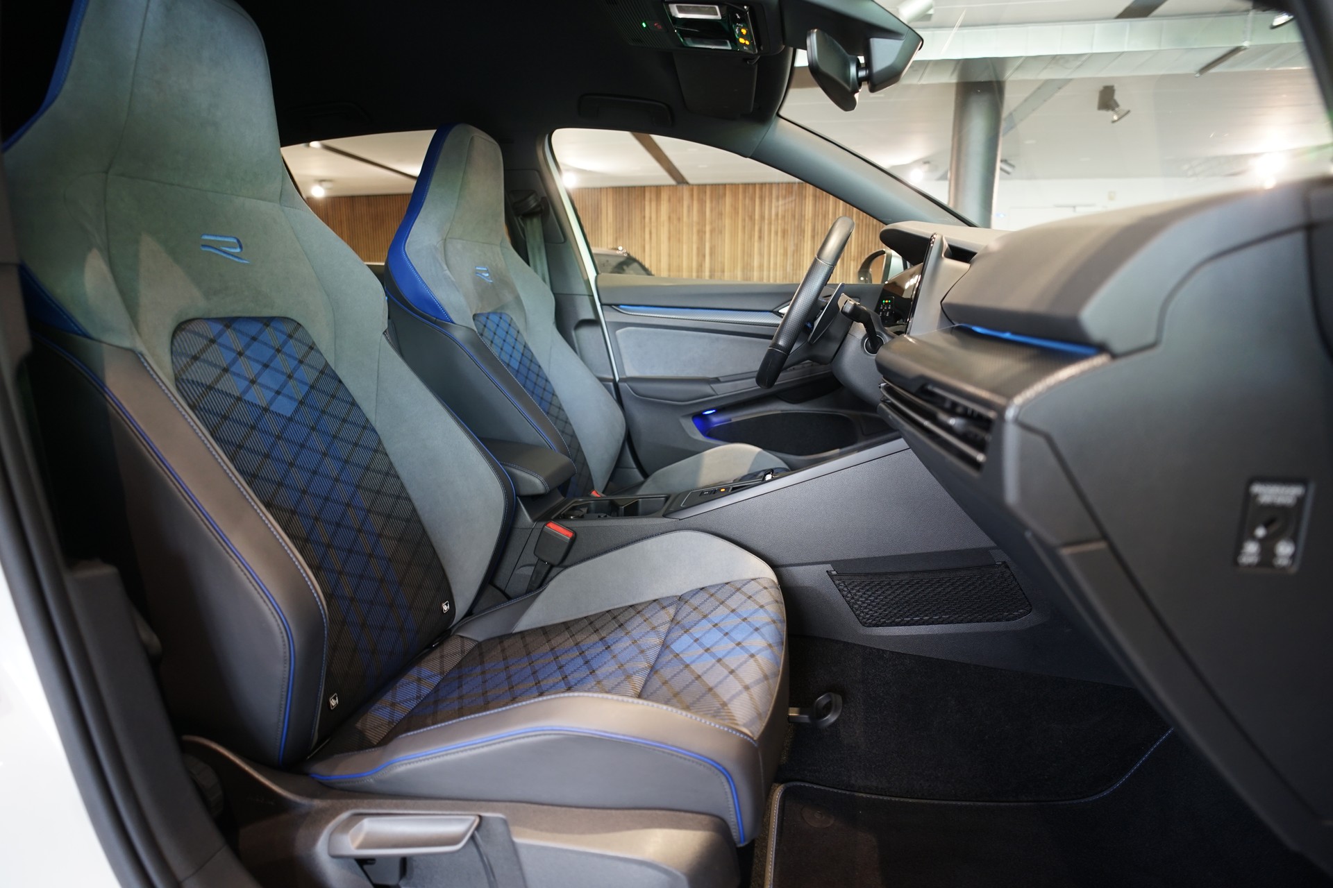 VW Golf 2.0 TSI R DSG 4Motion-image-19