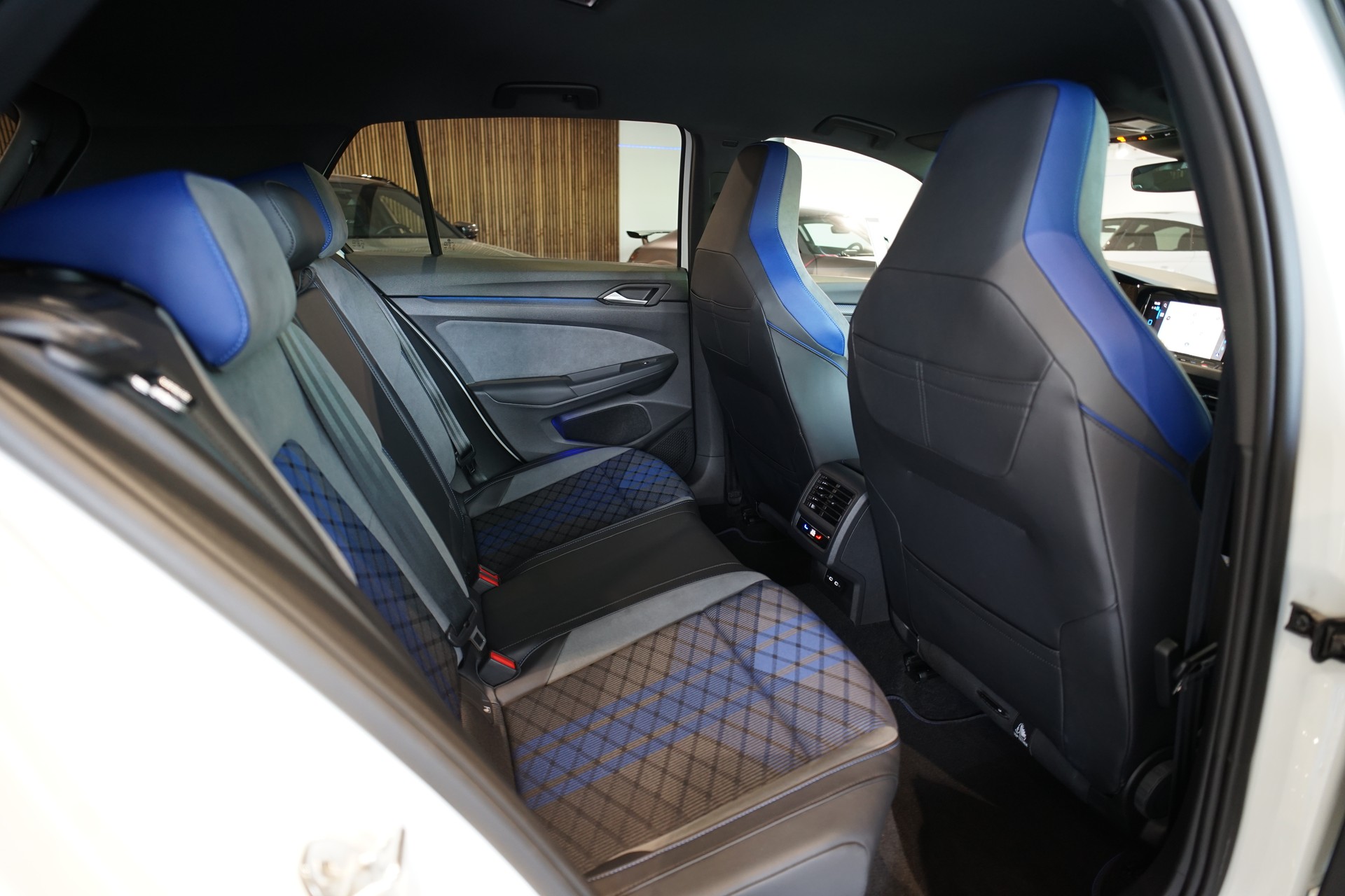 VW Golf 2.0 TSI R DSG 4Motion-image-21
