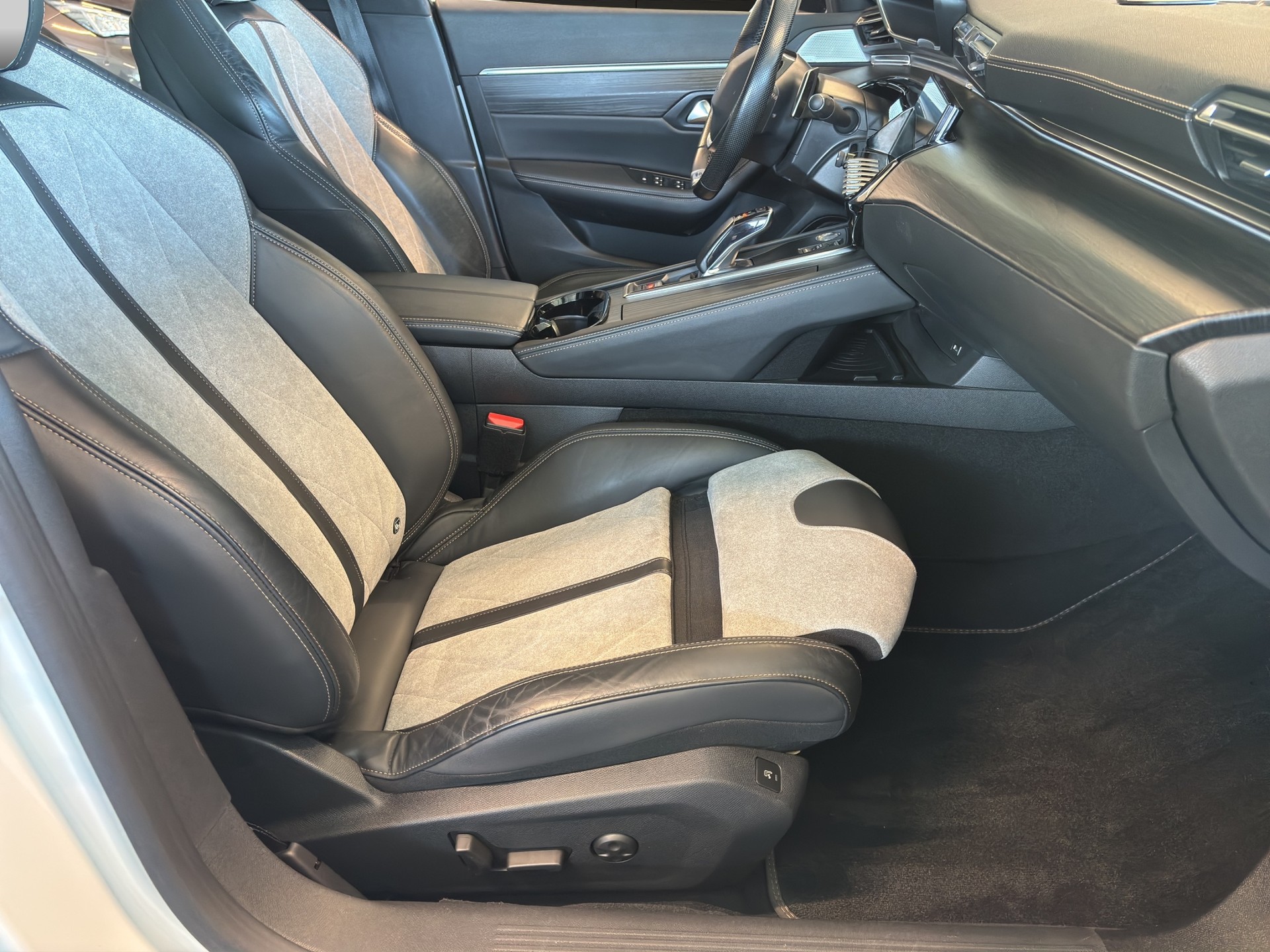 PEUGEOT 508 SW 1.6 PHEV Allure EAT8-image-25