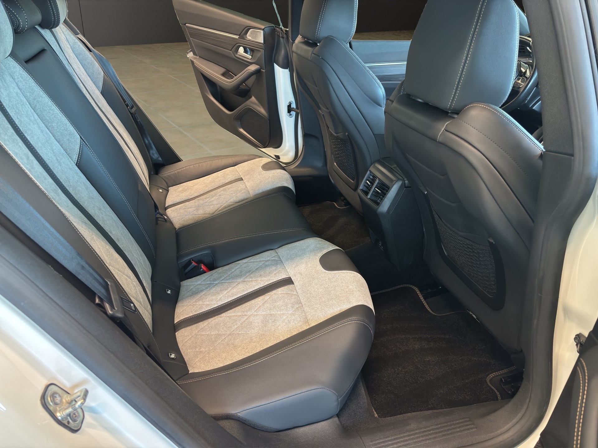 PEUGEOT 508 SW 1.6 PHEV Allure EAT8-image-26