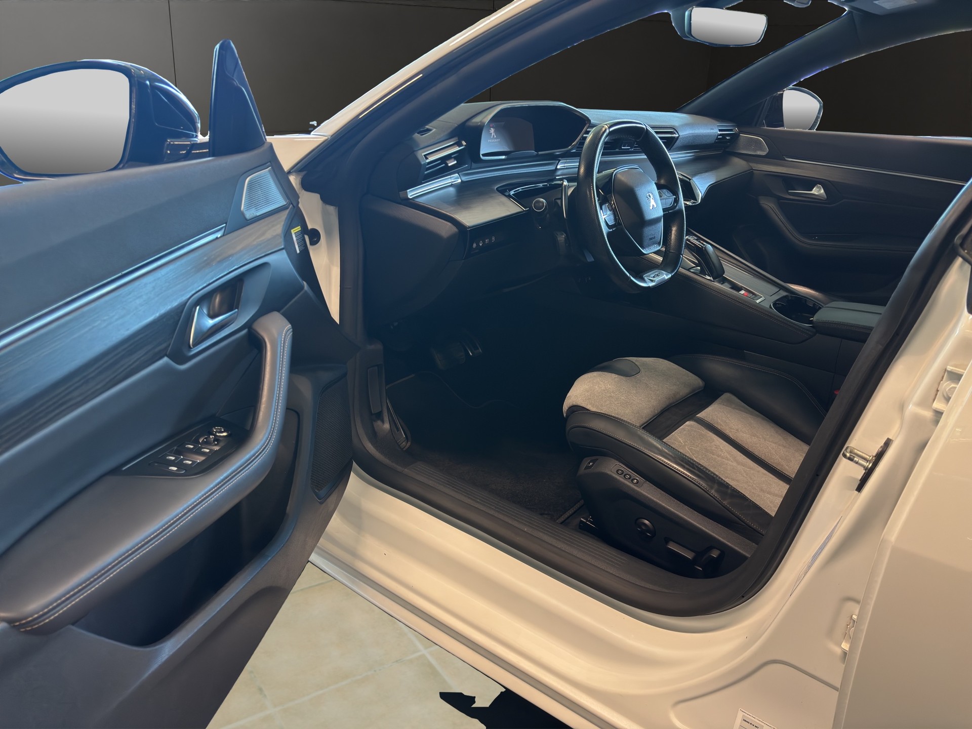 PEUGEOT 508 SW 1.6 PHEV Allure EAT8-image-13