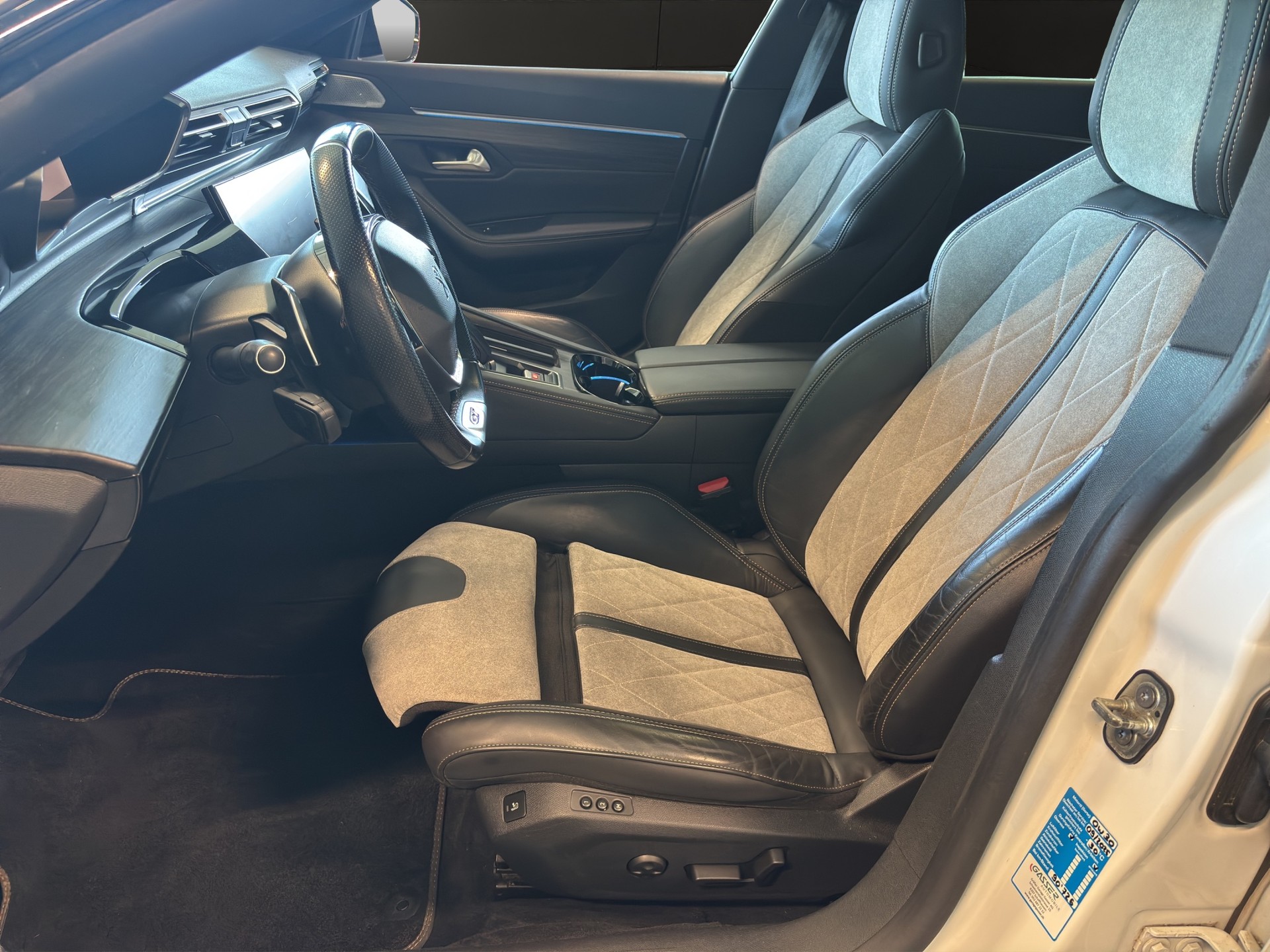 PEUGEOT 508 SW 1.6 PHEV Allure EAT8-image-24