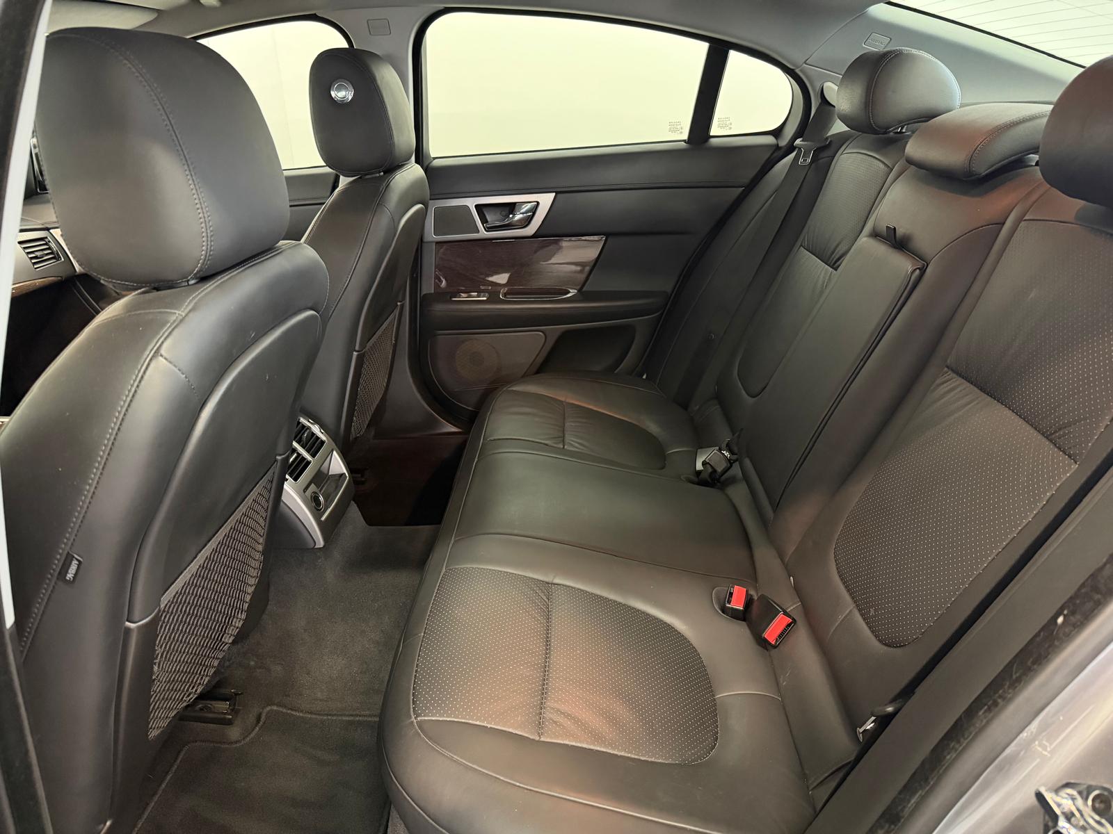 JAGUAR XF 3.0d S V6 Premium Luxury-image-17