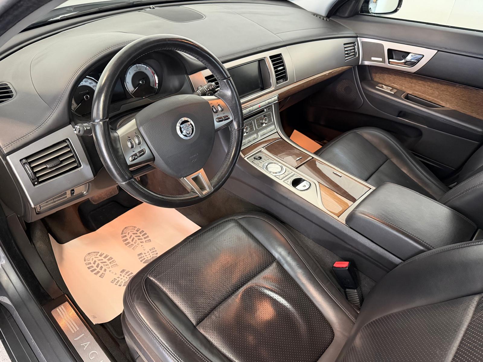 JAGUAR XF 3.0d S V6 Premium Luxury-image-15