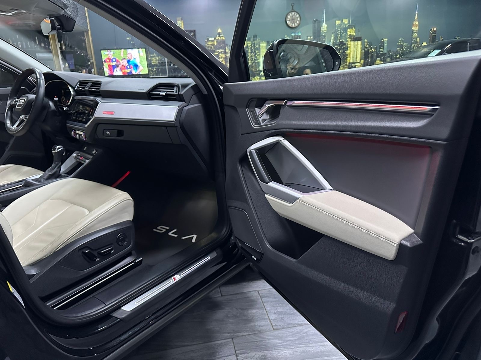AUDI Q3 35 TFSI S line Attraction S-tronic / CH Fz aus 1 Hand / Vollausstattung-image-11
