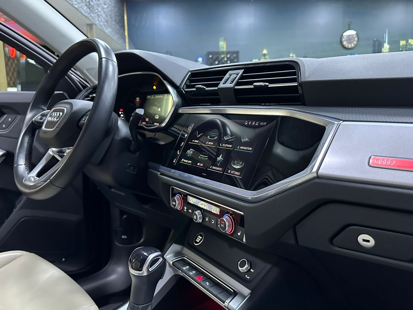 AUDI Q3 35 TFSI S line Attraction S-tronic / CH Fz aus 1 Hand / Vollausstattung-image-10