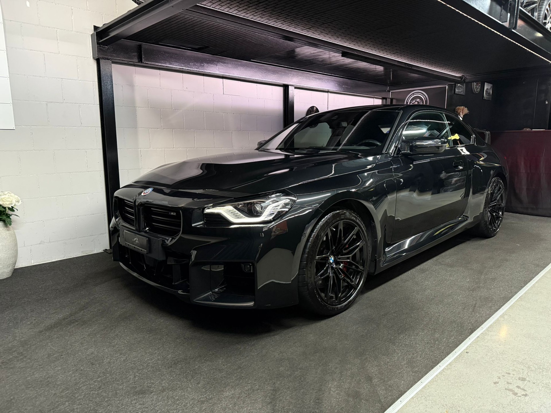 BMW M2 Steptronic / ALL BLACK / Ch Fahrzeug / Gratis Service 10 Jahre-showroom-element-1