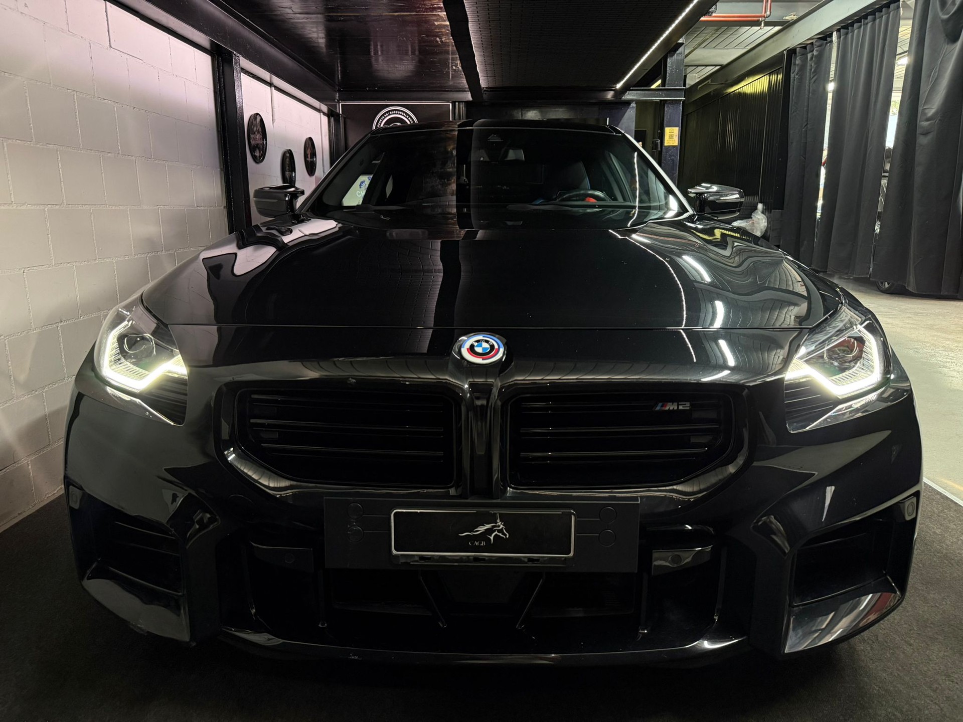 BMW M2 Steptronic / ALL BLACK / Ch Fahrzeug / Gratis Service 10 Jahre-showroom-element-3