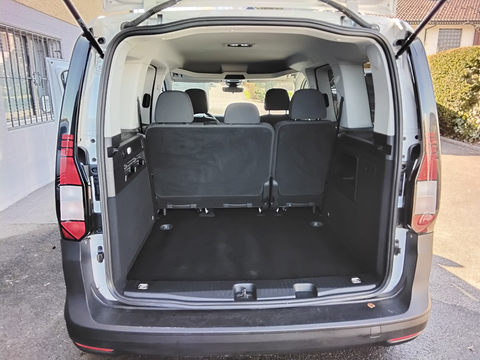 VW Caddy 2.0 TDI-image-7