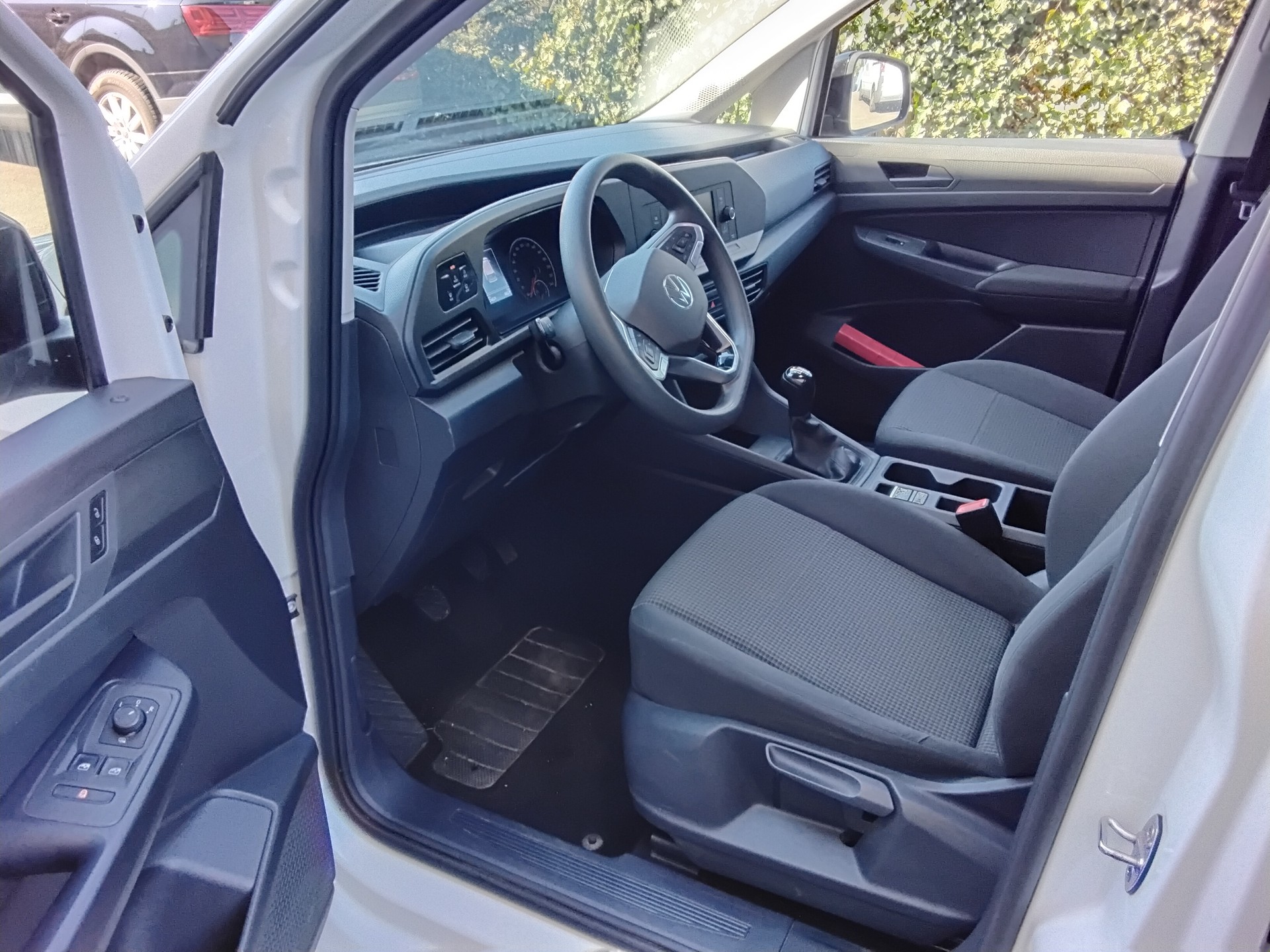 VW Caddy 2.0 TDI-image-4