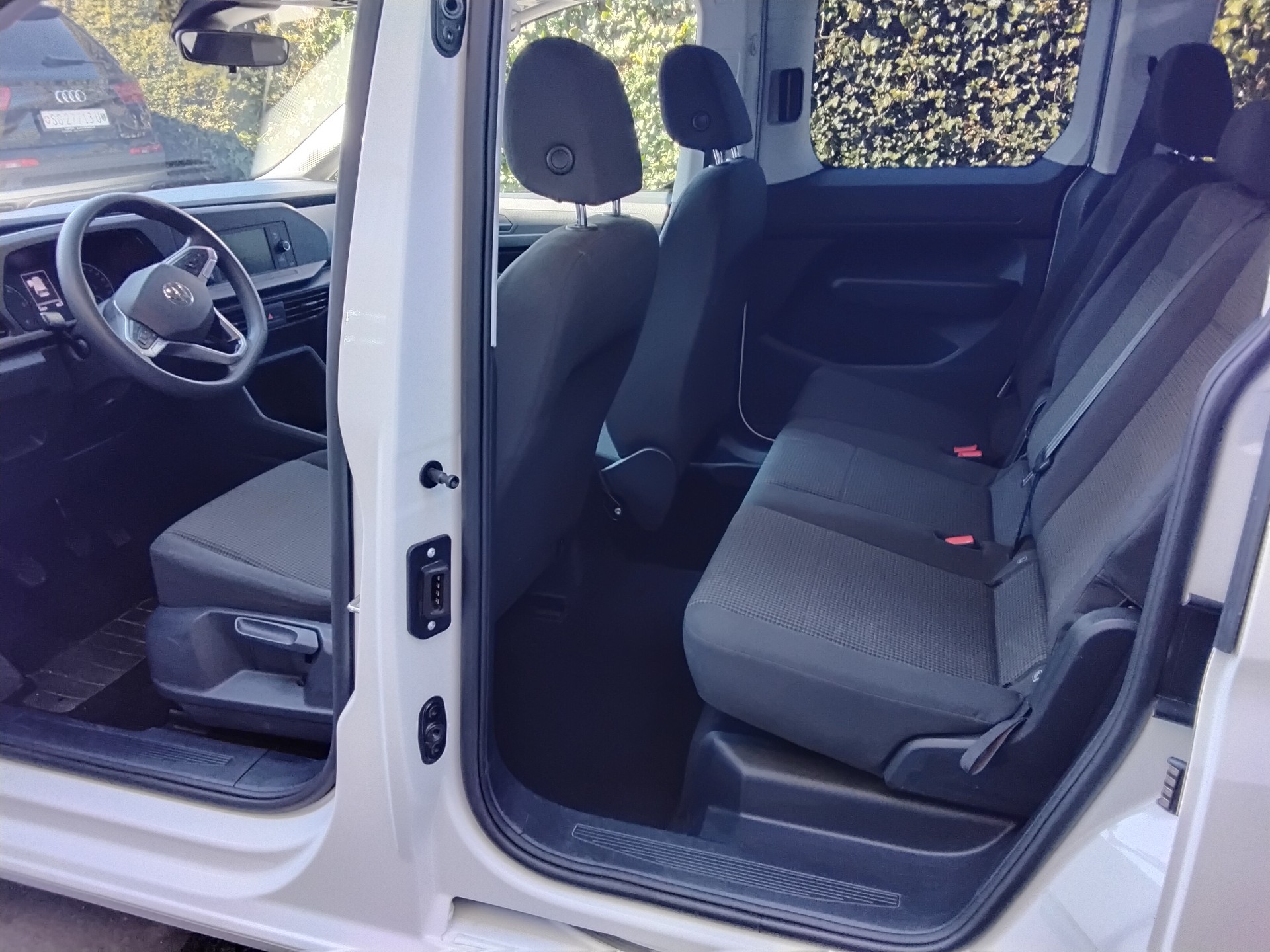 VW Caddy 2.0 TDI-image-8