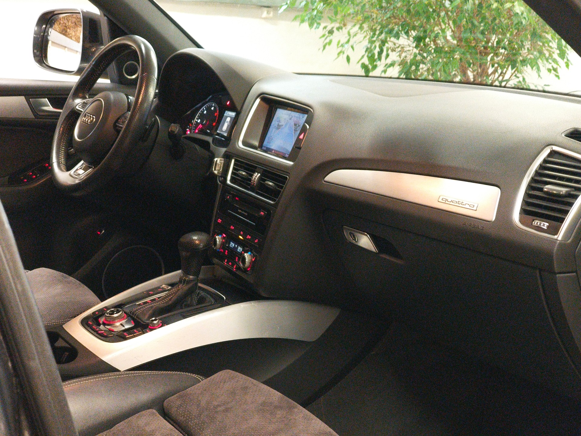 AUDI Q5 2.0 TDI quattro S-tronic-image-23