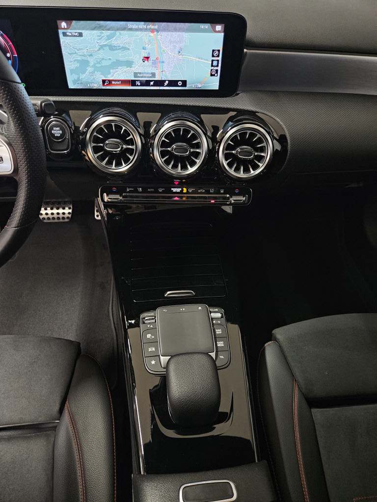 MERCEDES-BENZ A 250 e AMG Line-image-10