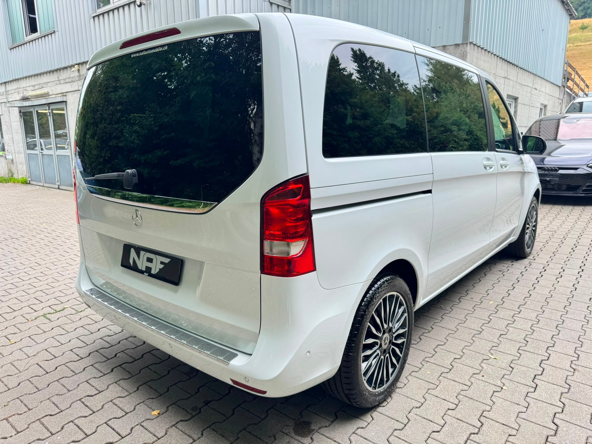 MERCEDES-BENZ V 220 d kompakt 4Matic 7G-Tronic-image-5