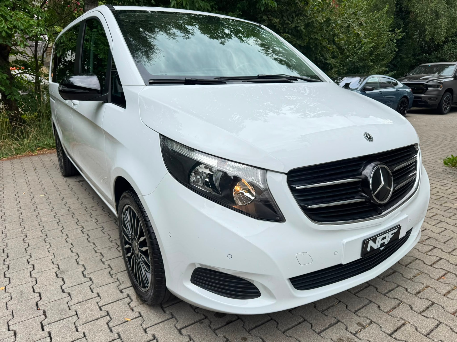 MERCEDES-BENZ V 220 d kompakt 4Matic 7G-Tronic-image-8