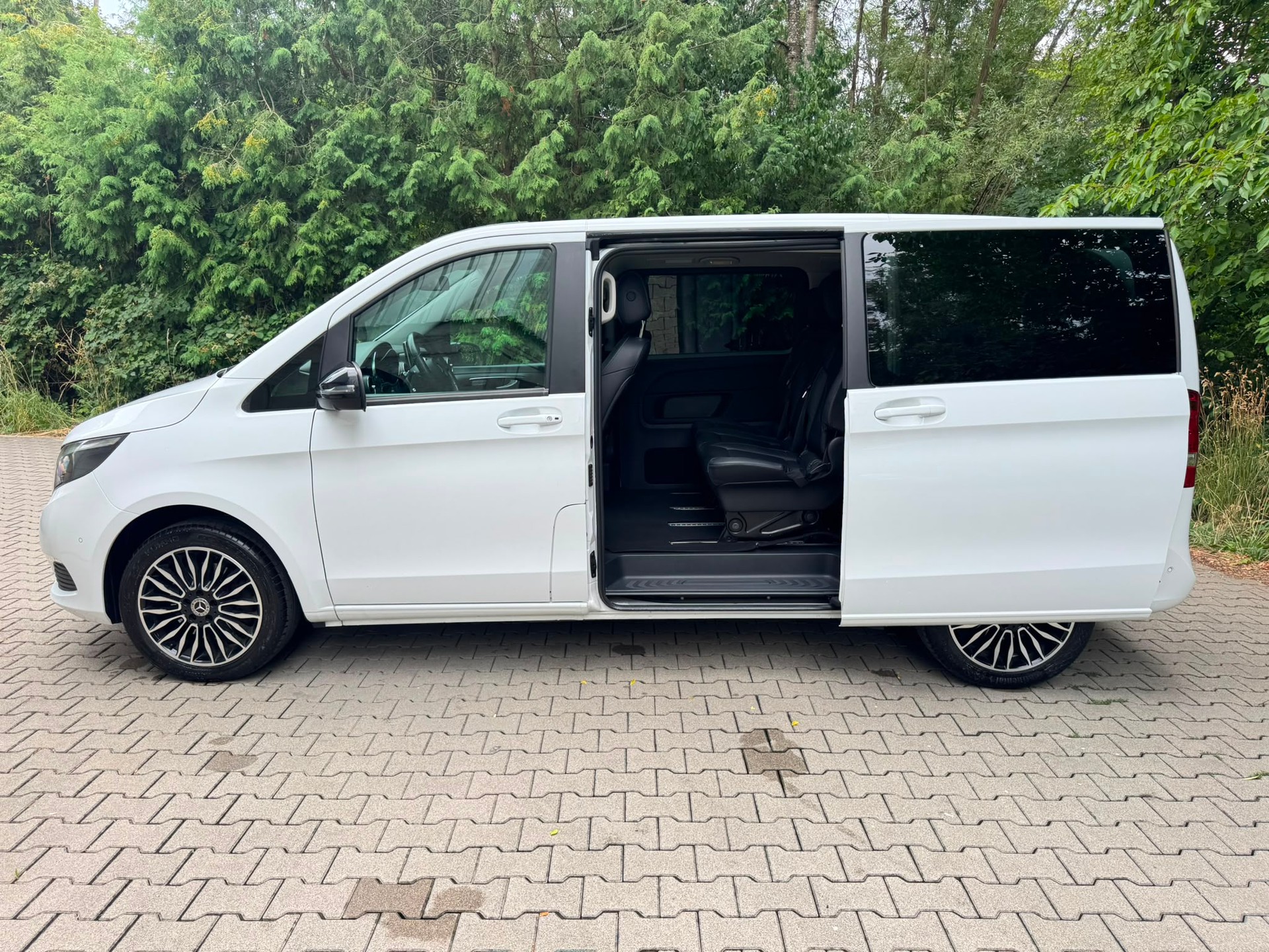 MERCEDES-BENZ V 220 d kompakt 4Matic 7G-Tronic-image-2
